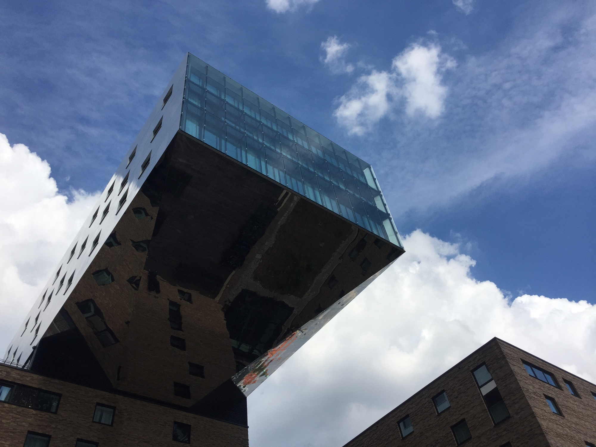 moderne Architektur, Gebäude mit „schwebendem“ Stockwerk am Spreeufer