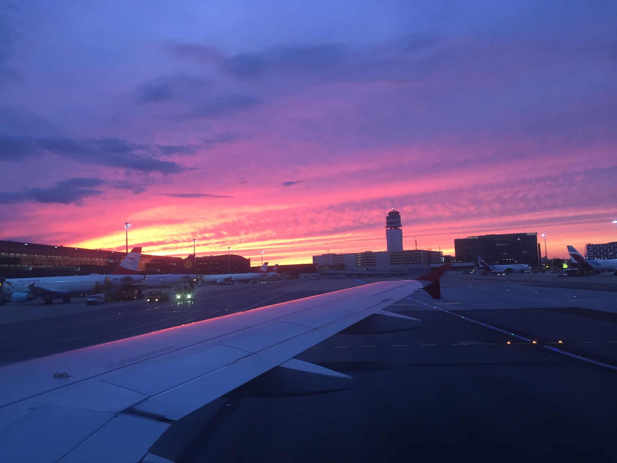 dramatischer Himmel in roso-violett-Tönen bei der Ankunft am Flughafen Wien Schwechat