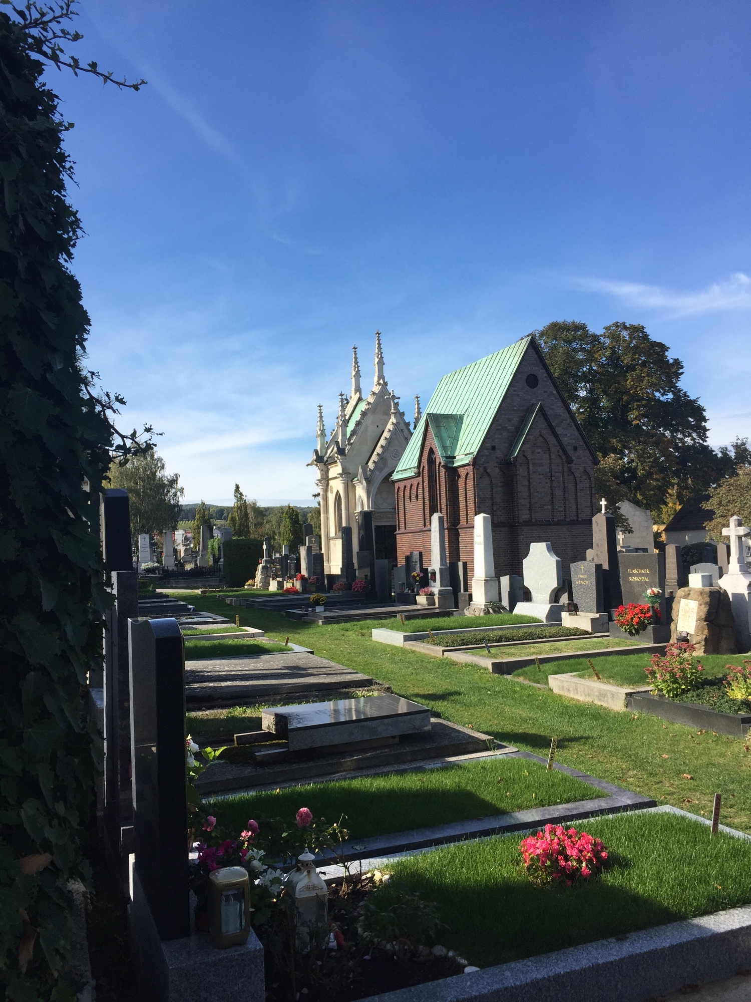 Blick über den Maurer Friedhof auf zwei gegenüberstehende architektonisch interessante Mausoleen
