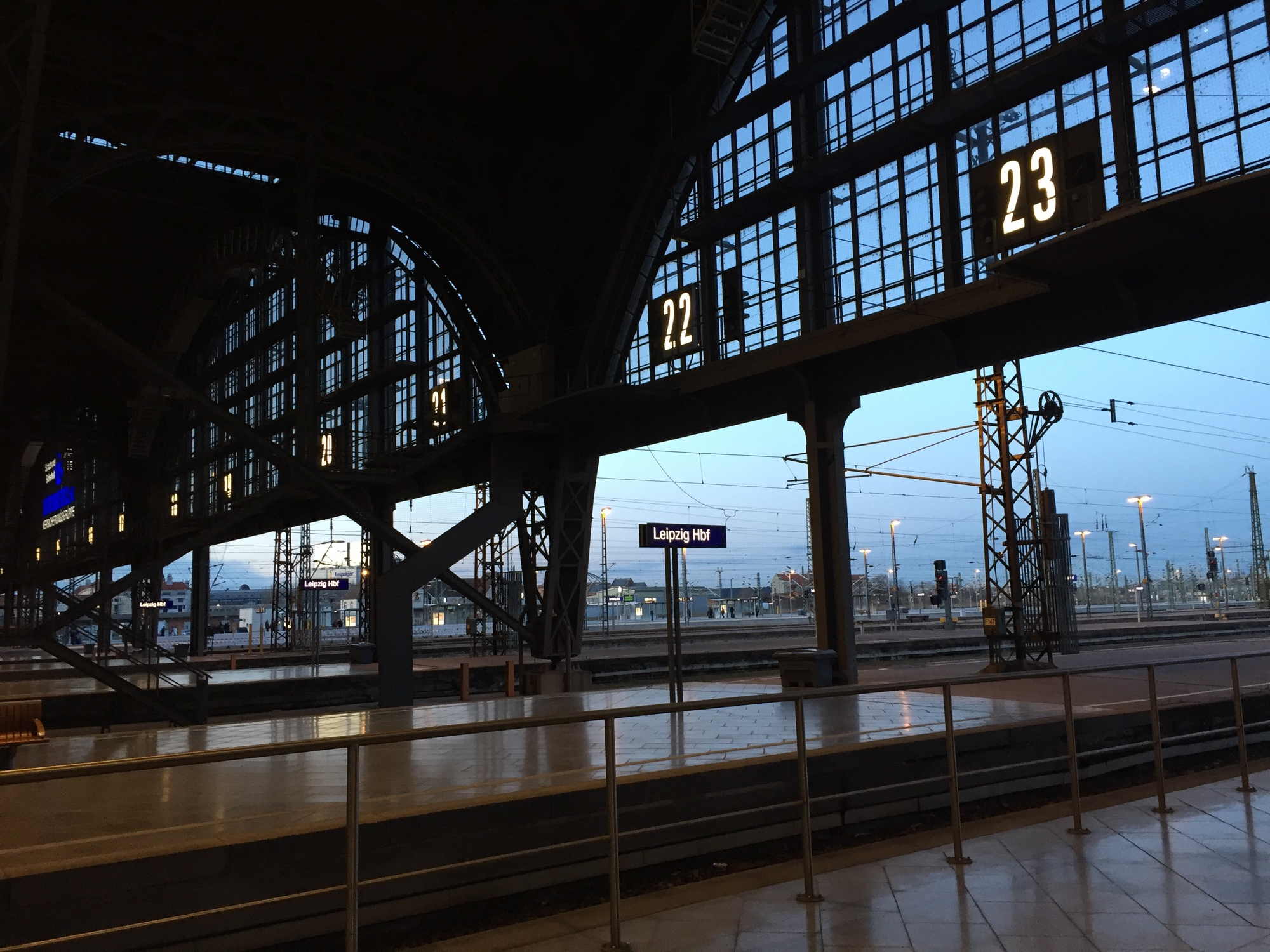 Leipzig Hauptbahnhof, Blick aus der Bahnhofshalle in der Dämmerung