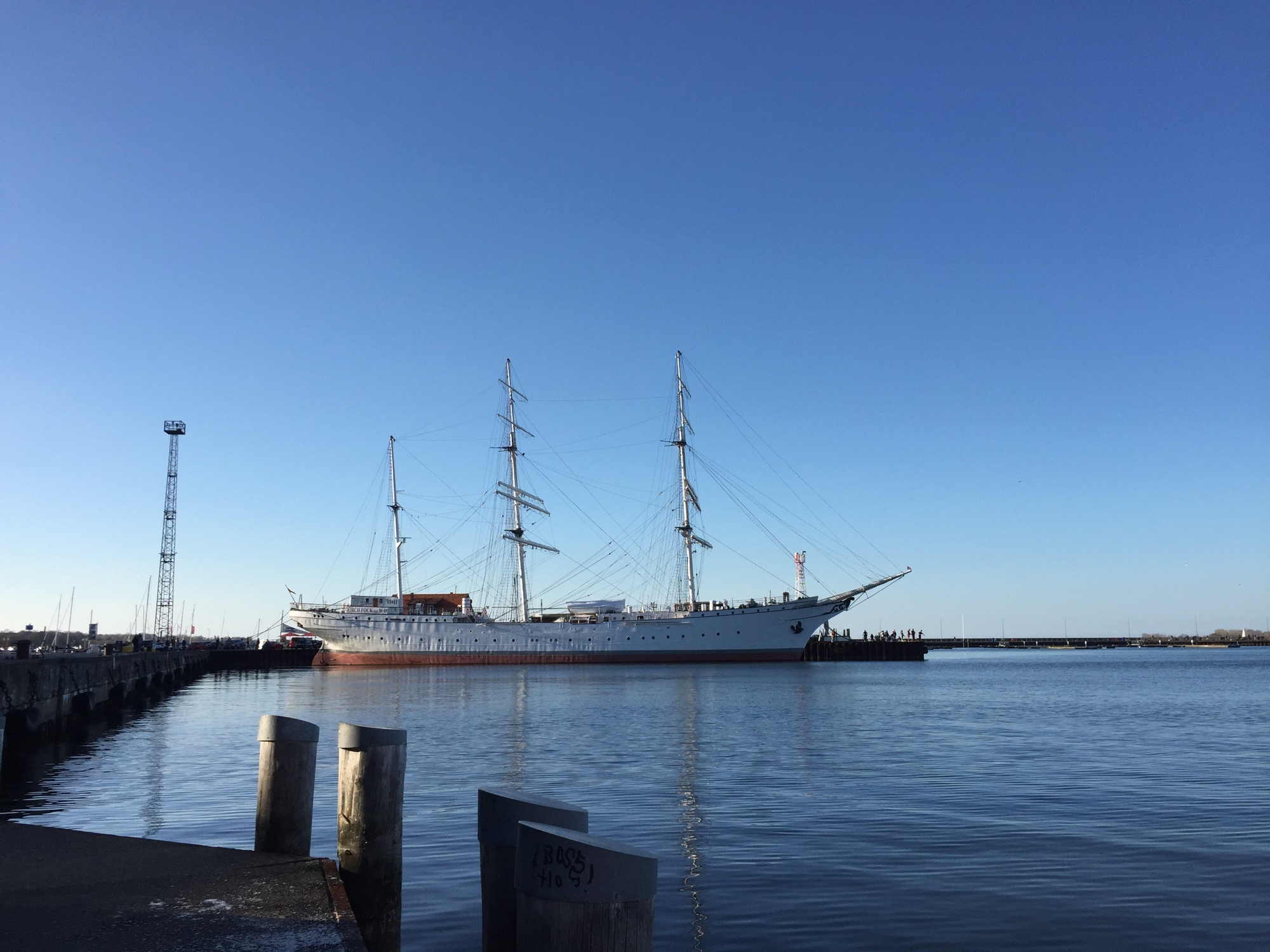 im Hafen von Stralsund, Seitenansicht des Museumsschiffs Gorch Fock