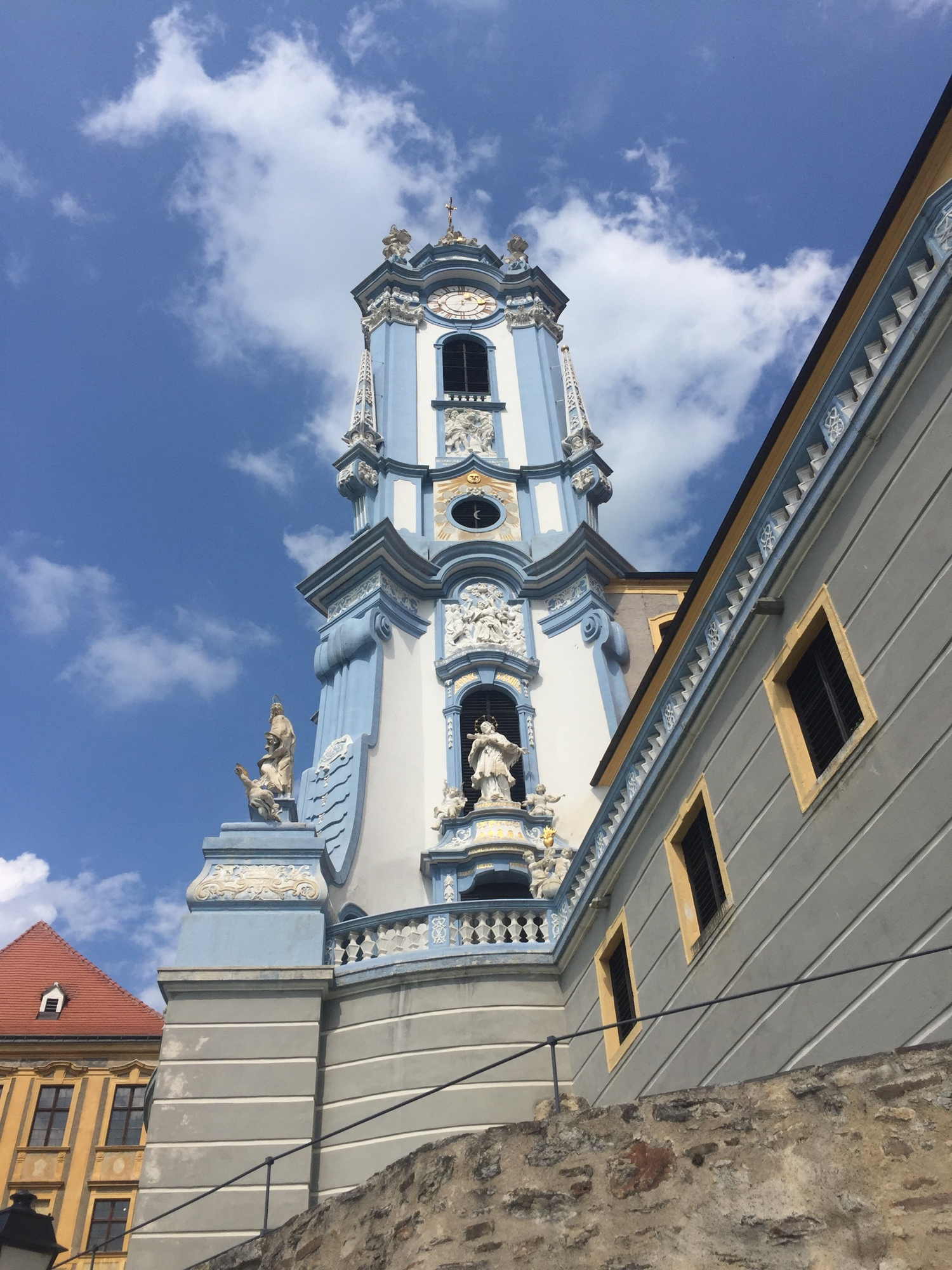 blauer Kirchturm von der Donau ausgesehen