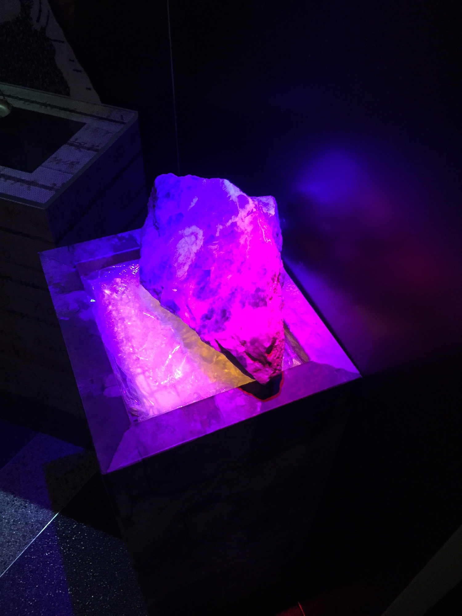 Violett beleuchteter Stein im Eingangsbereich des Schaustollens der Amethystwelt Maissau
