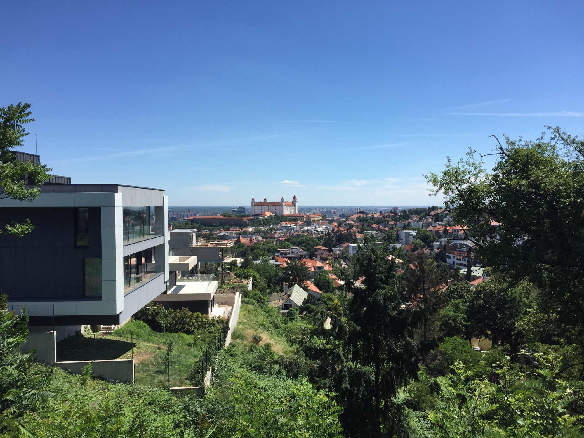 Ausblick aus dem Botschafts- und Villenviertel auf die Burg Bratislava