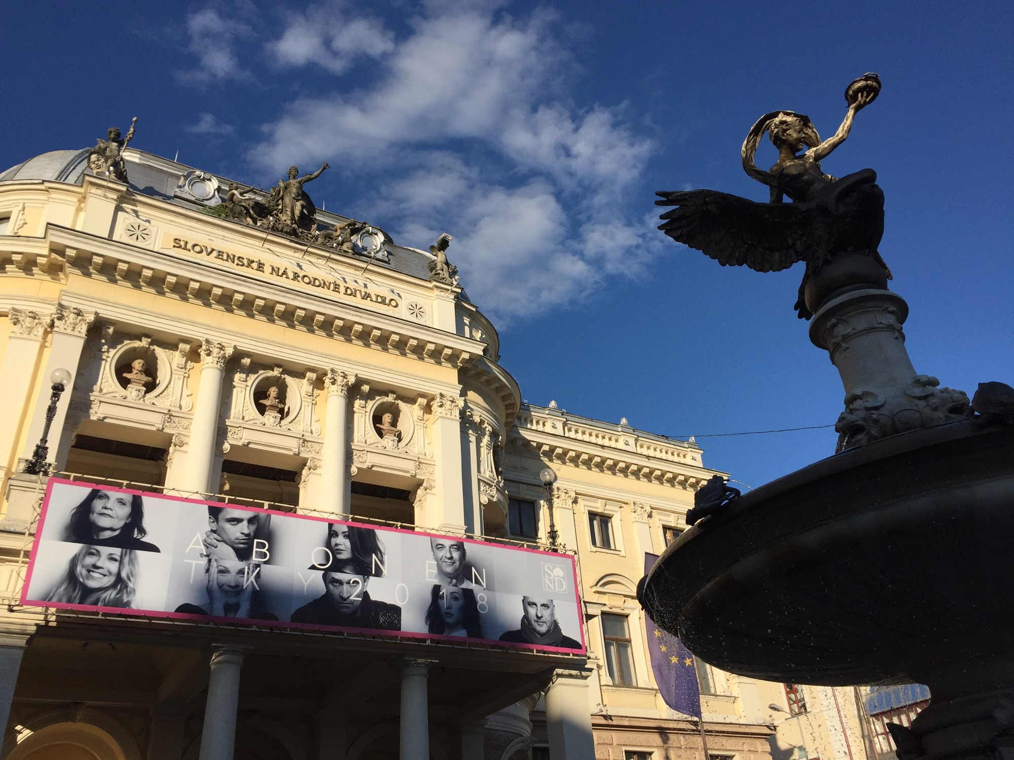 das alte Gebäude des Slovak National Theater, Brunnen im Vordergrund, strahlend blauer Himmel im Hintergrund