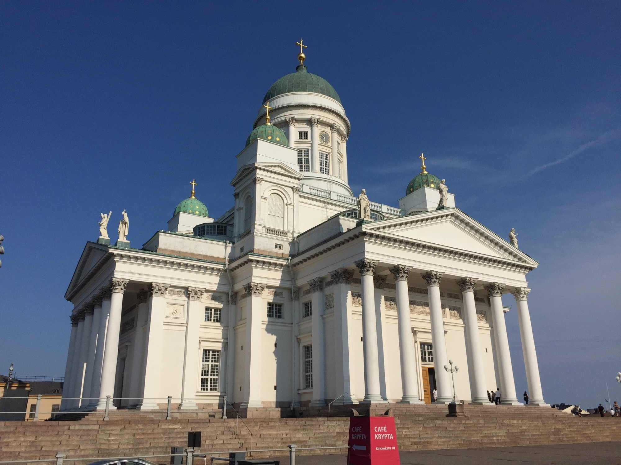die weiße Kathedrale von Helsinki thront auf einem Hügel und strahlt im Sonnenlicht