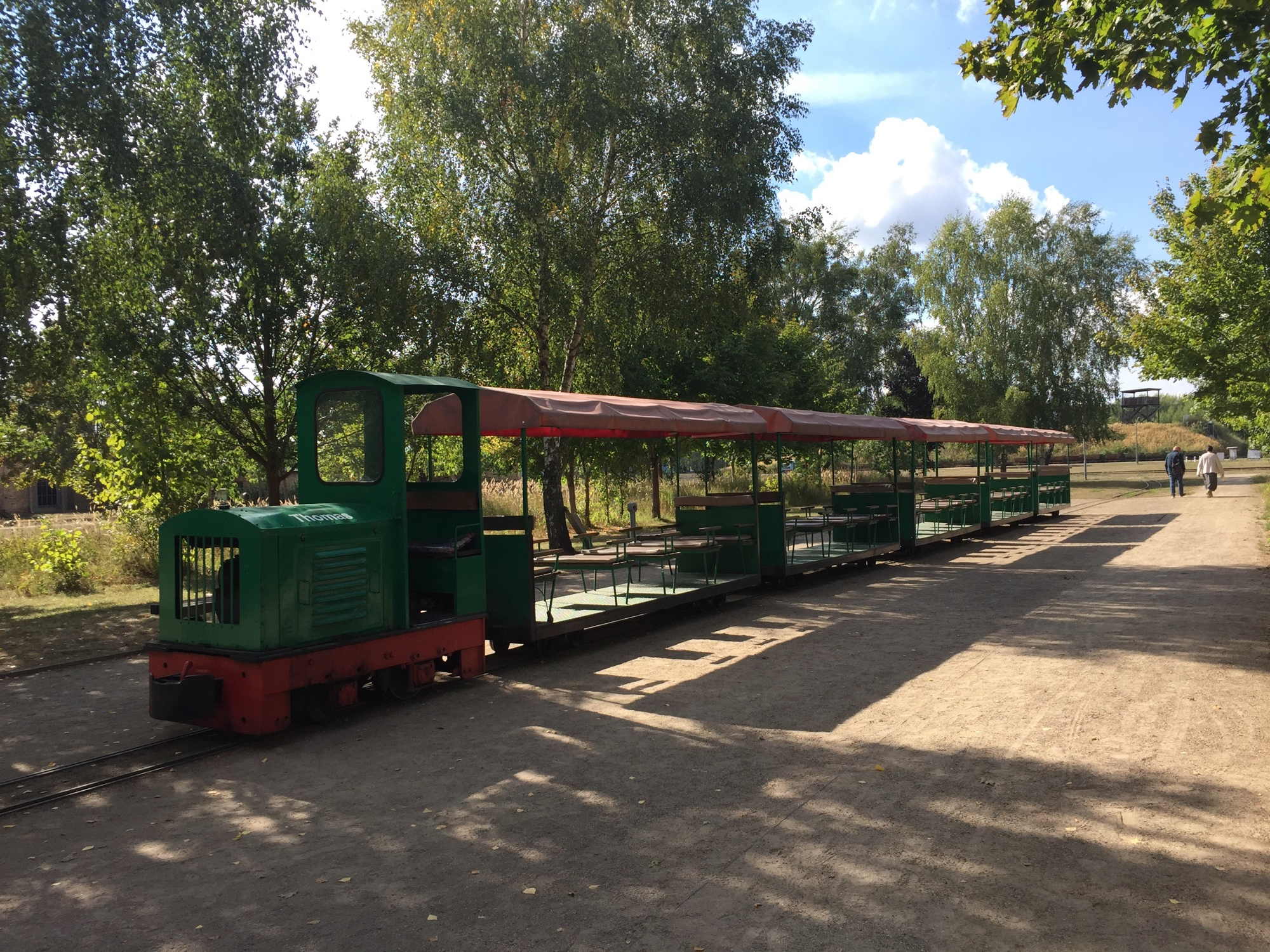von der grünen Lok Thomas werden im Sommer 2018 die Besucher des Ziegeleiparks durch den Park transportiert