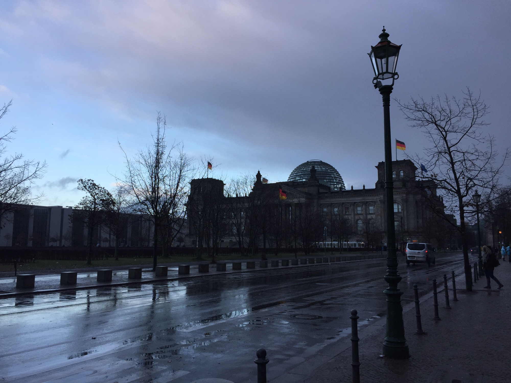 Reichstag in Berlin, regnerisch in der Abenddämmerung