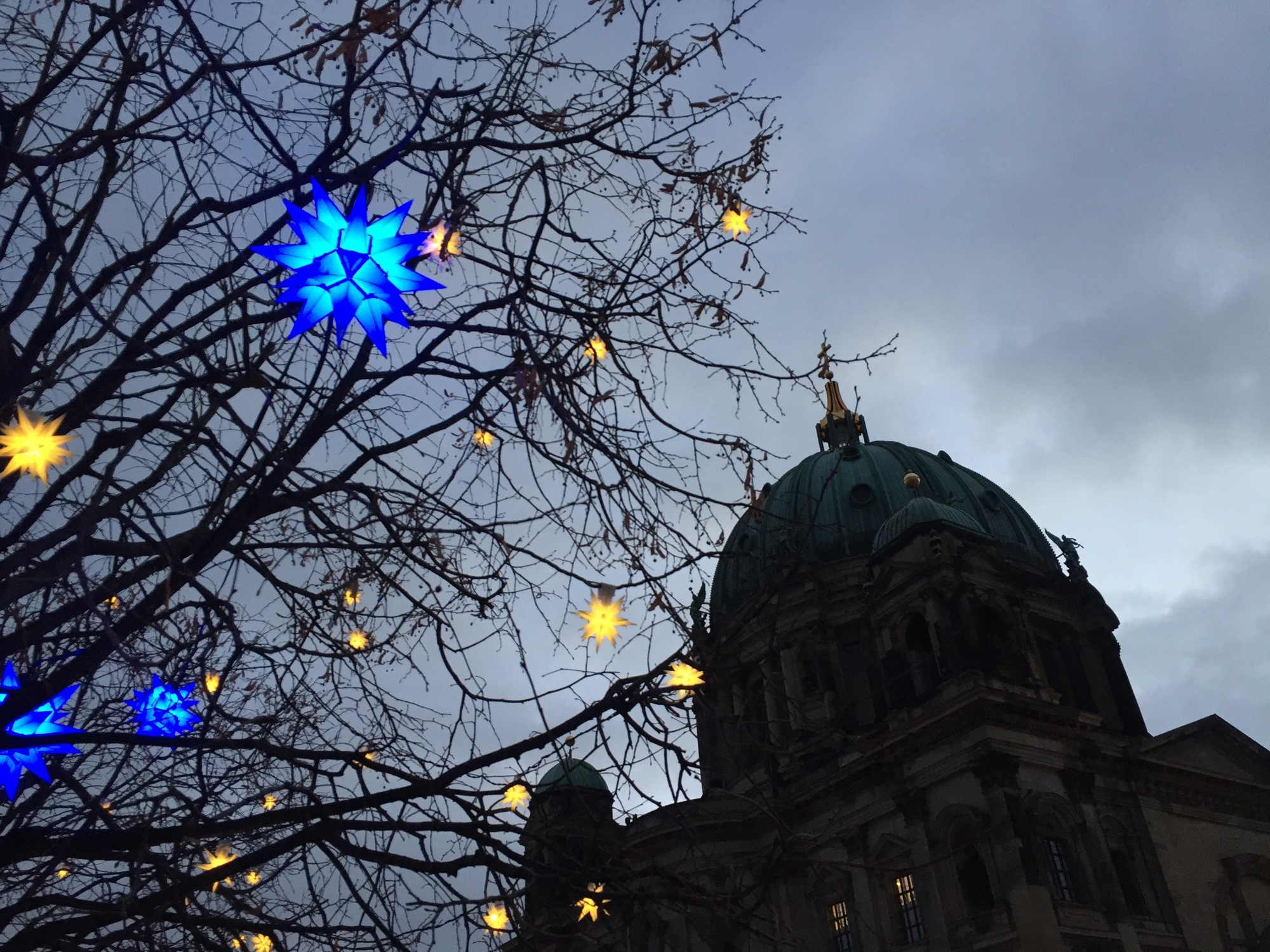 blauer Stern als Weihnachtsdekoration vor dem Berliner Dom