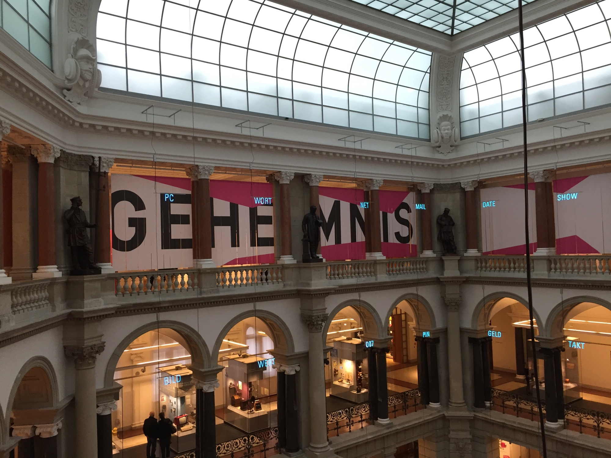 Blick auf die Geheimnisausstellung im Kuppelsaal des Museums für Kommunikation in Berlin