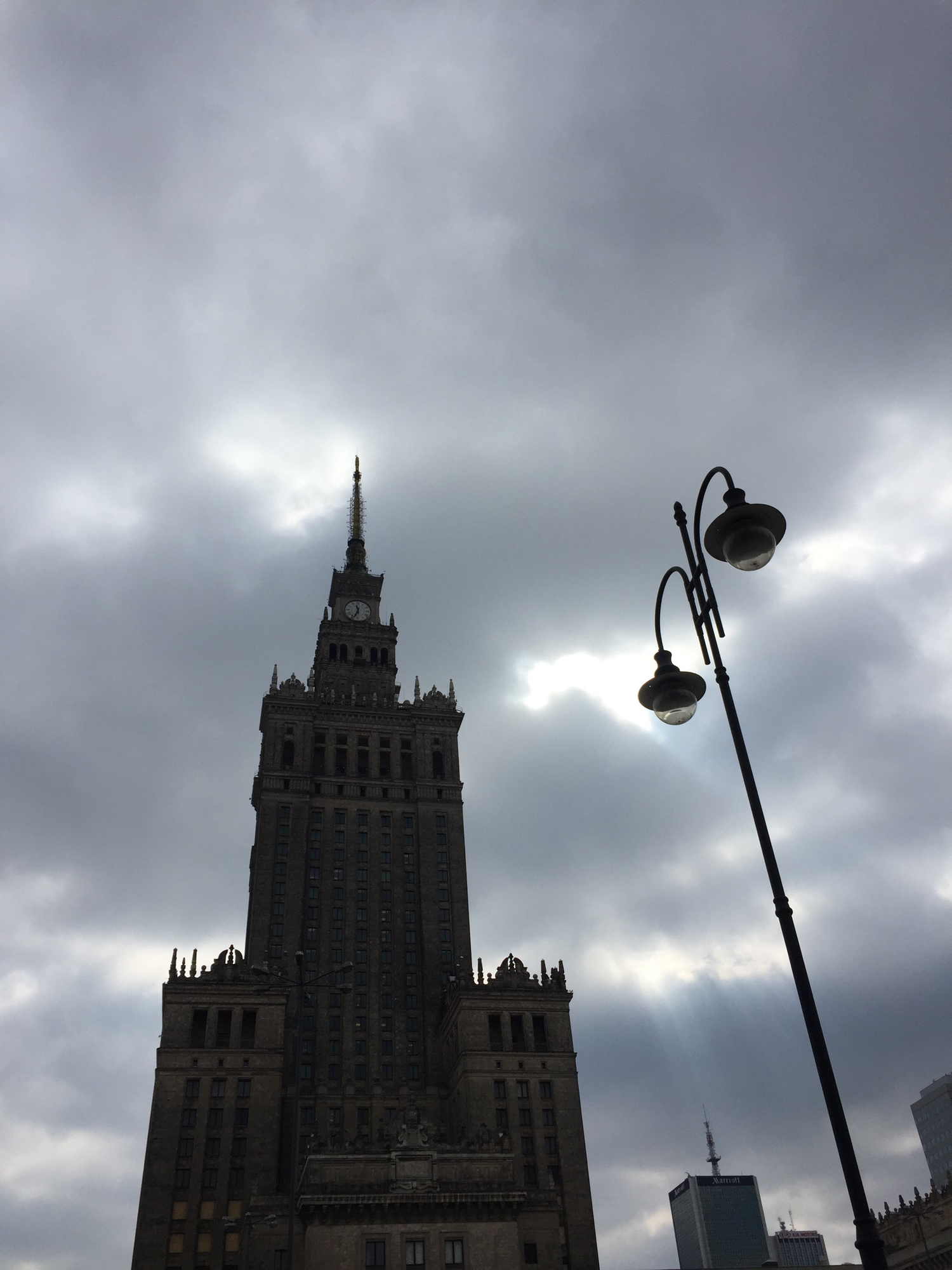 Pałac Kultury i Nauki im Zentrum von Warschau, grauer Himmel, Straßenlaterne rechts vom Turm