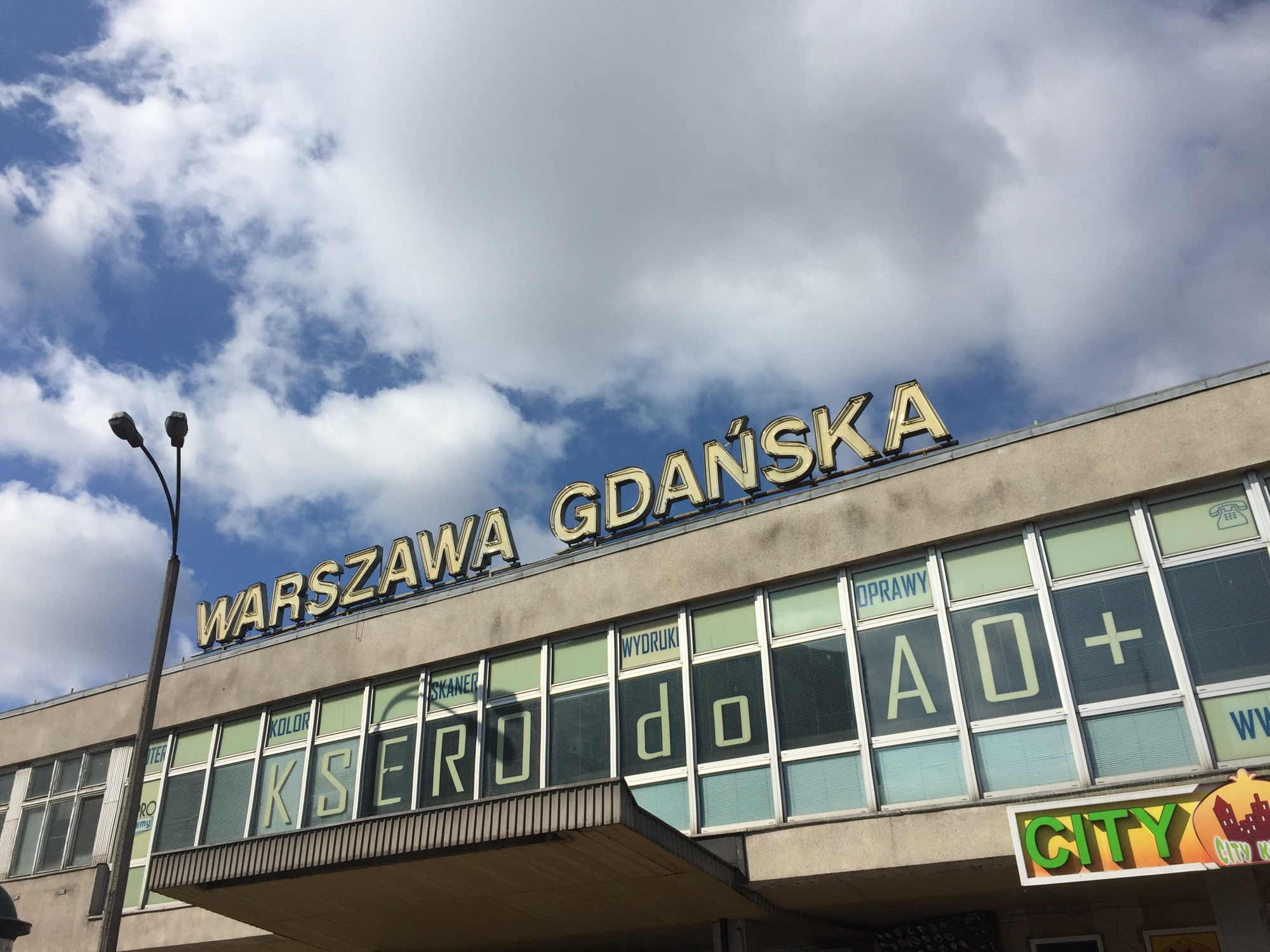 Bahnhof Warszawa Gdanska, blauer Himmel mit Wolken im Hintergrund