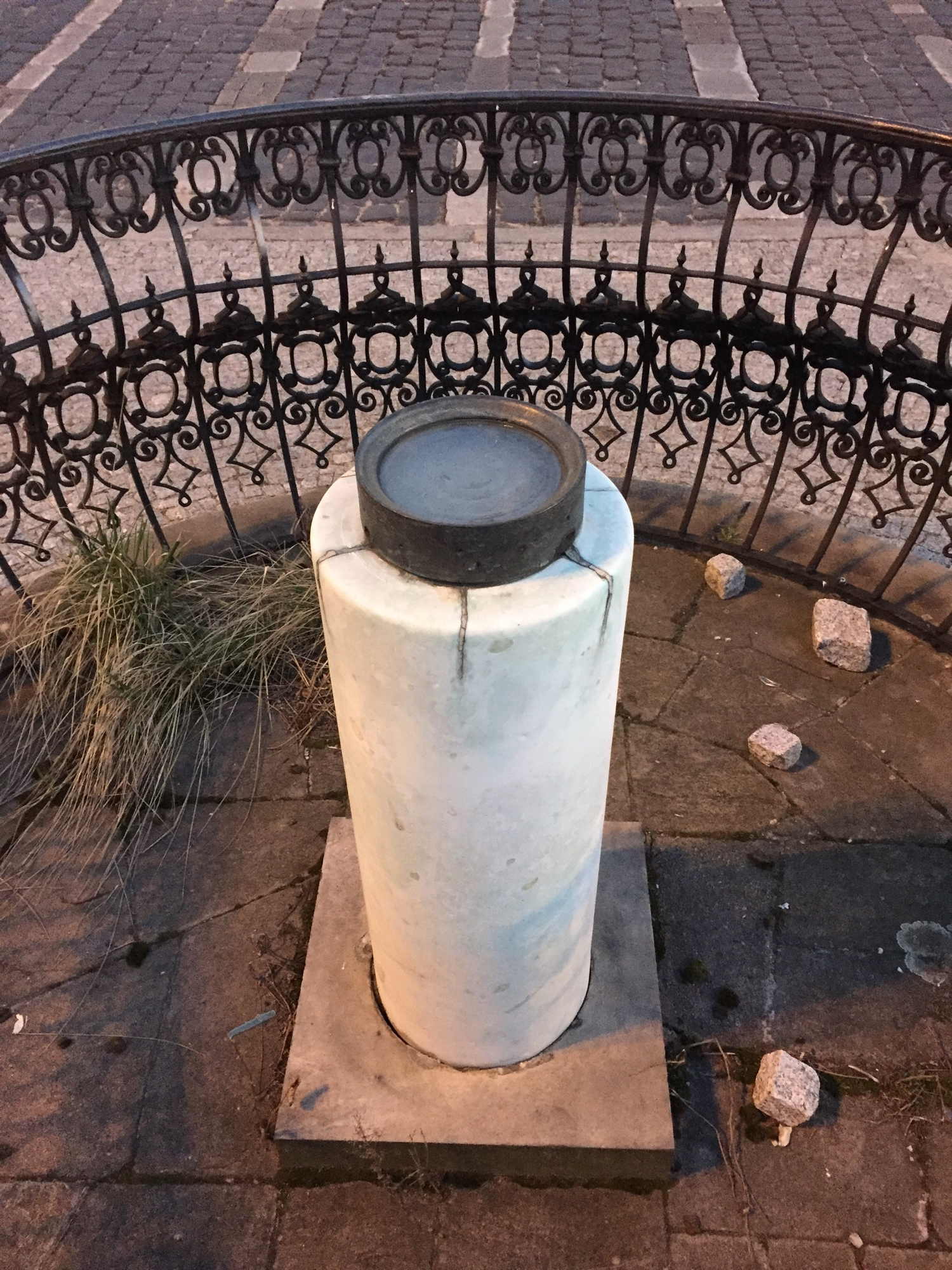 Warsaw Meridian, durch einen eingezäunten Stein gekennzeichnet