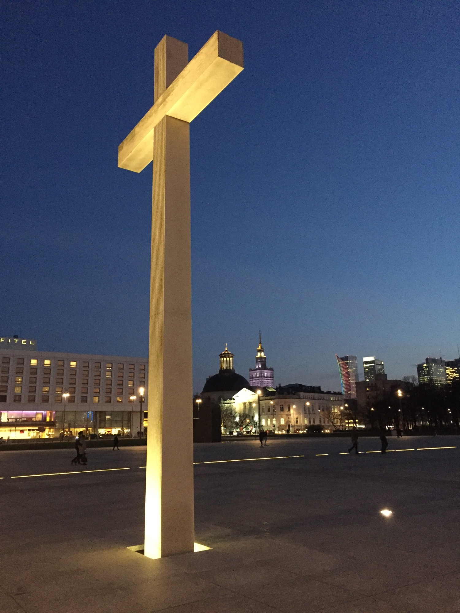 großes Kreuz im Vordergrund am Plac Piłsudskiego / Piłsudski Square