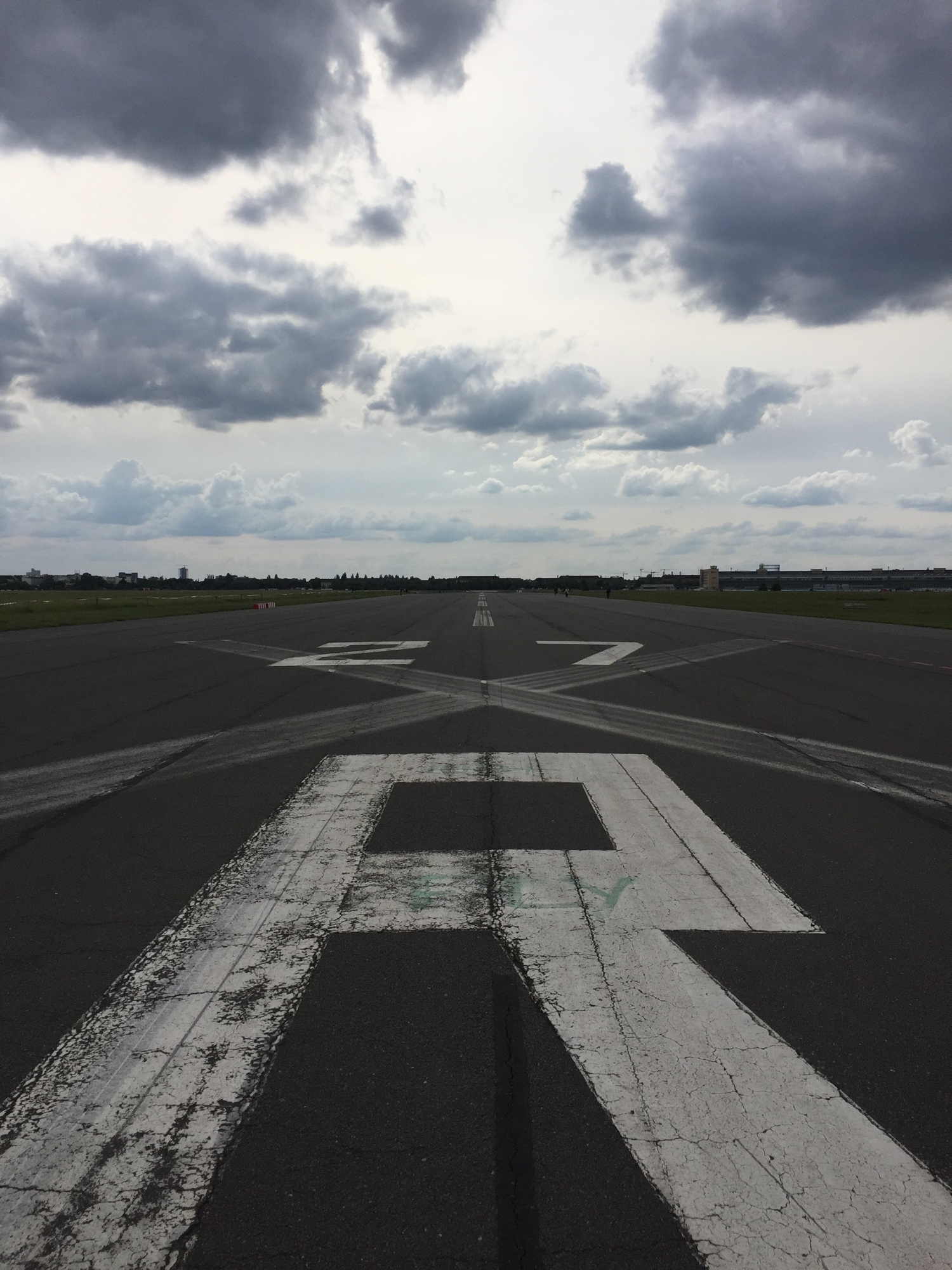 Blick über die Landebahn des ehemaligen Flughafens Berlin Tempelhof, X auf dem Boden im Vordergrund