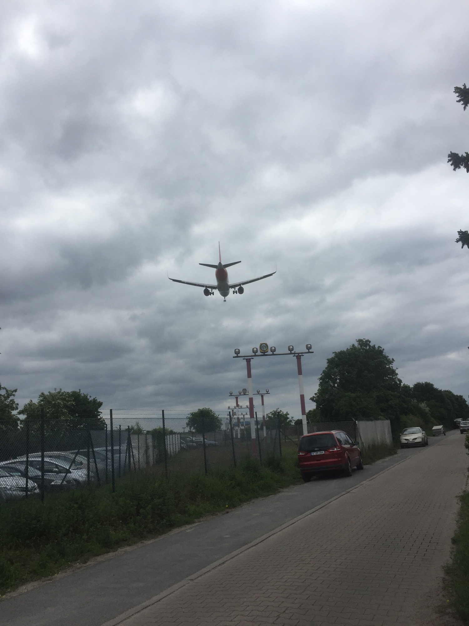 Flugzeug im Landeanflug auf Berlin Tegel