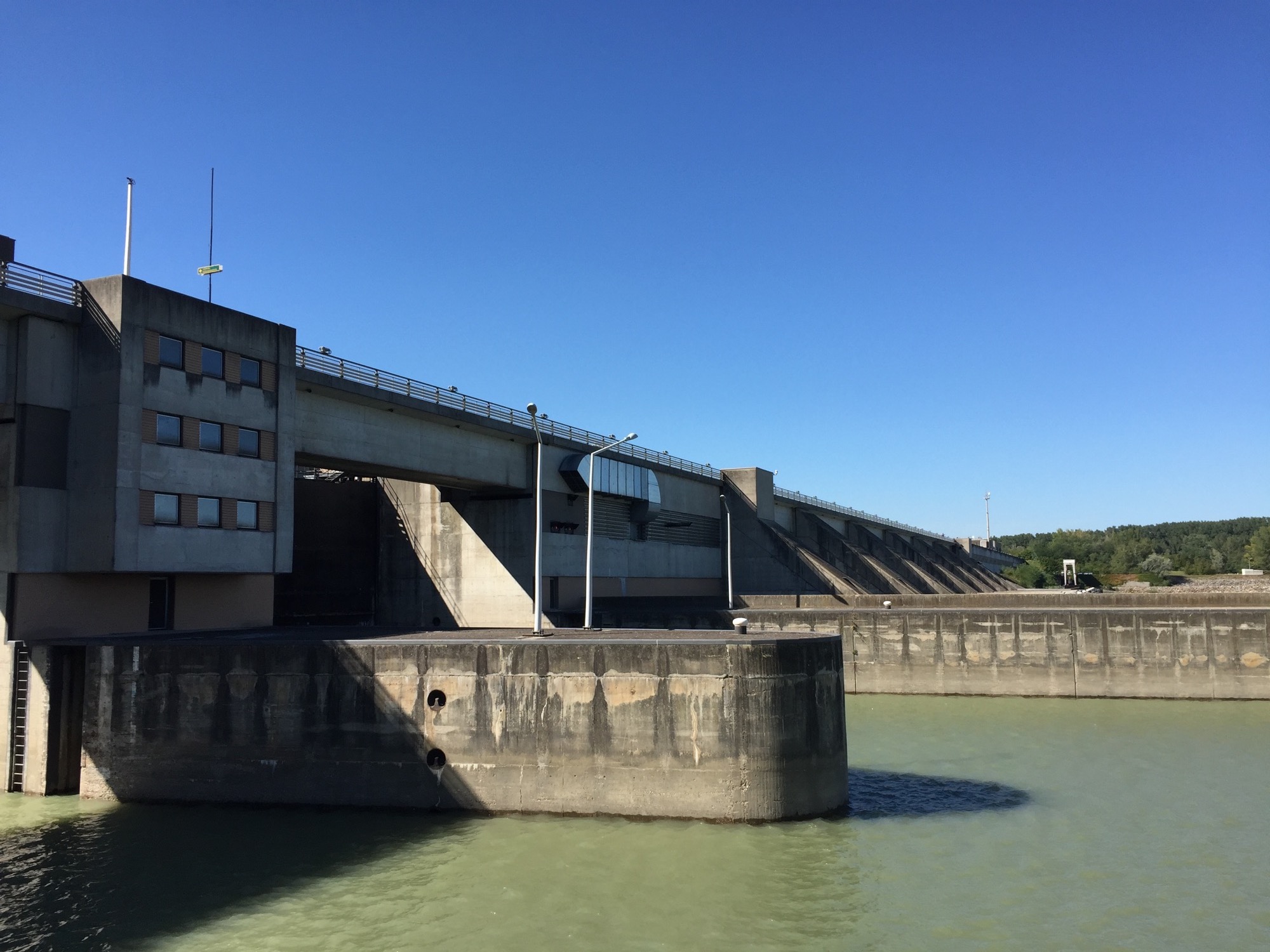 Donaukraftwerk Greifenstein mit Schleuse, Blickrichtung seitlich vom „Spitz“ aus