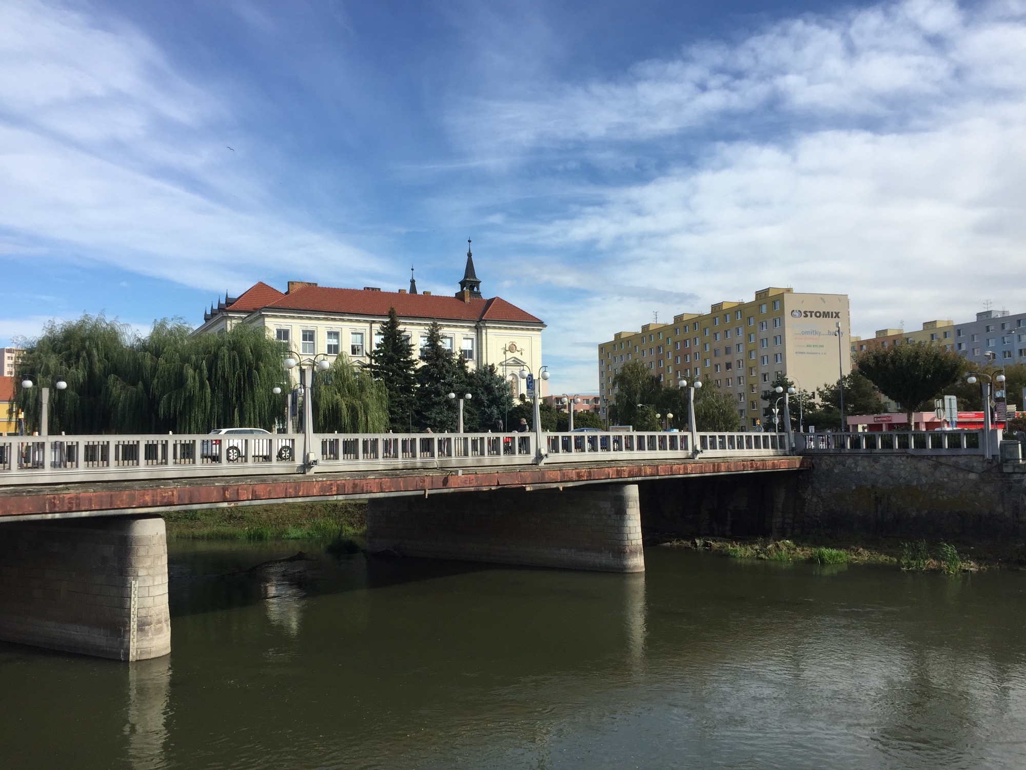 Brücke über den Fluss Thaya (Dyje) im Zentrum von Břeclav, im Hintergrund das Gymnasiumsgebäude