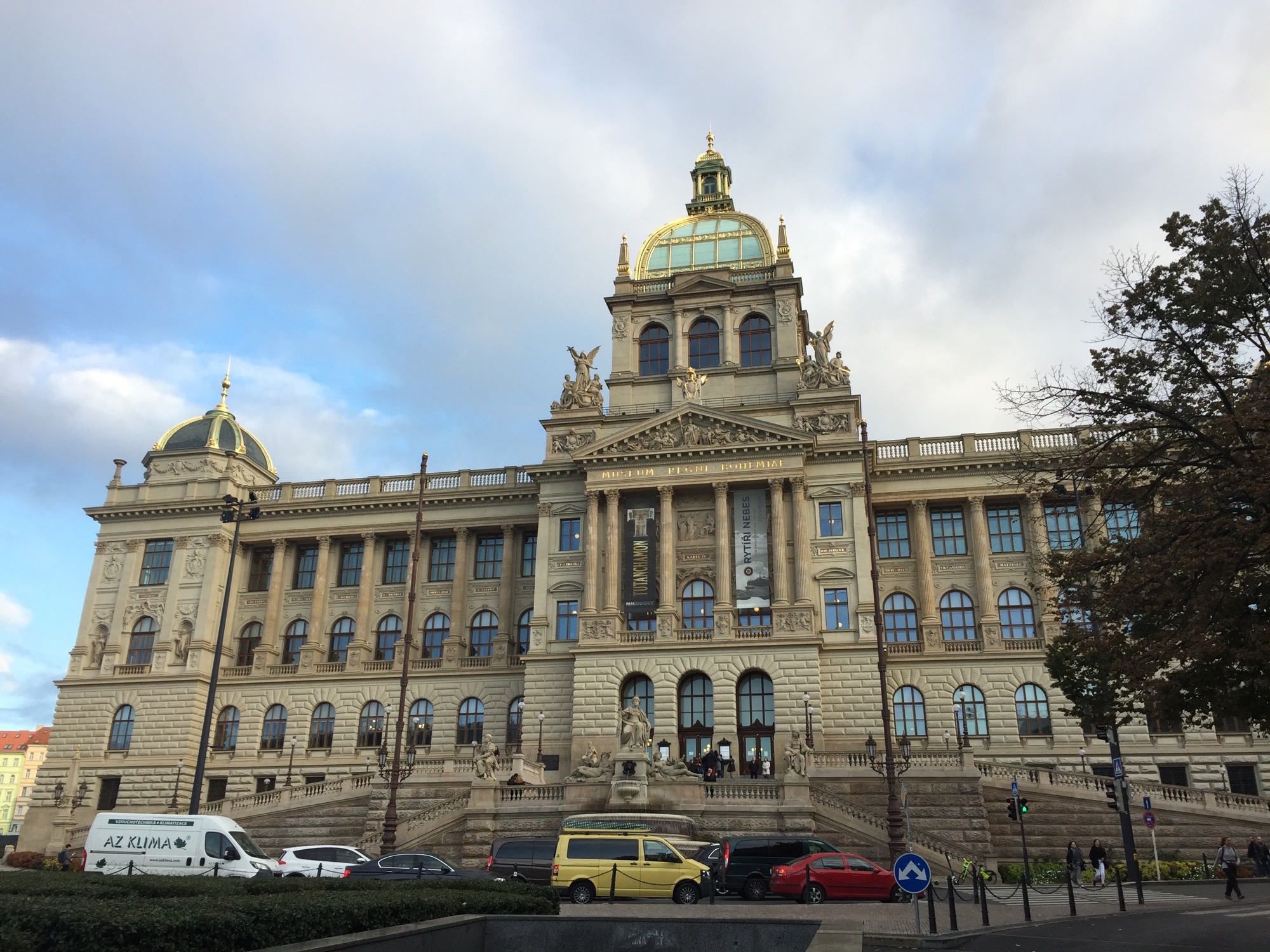 Nationalmuseum in Prag, nach einem kurzen Schauer wieder vor leicht bewölktem Himmel