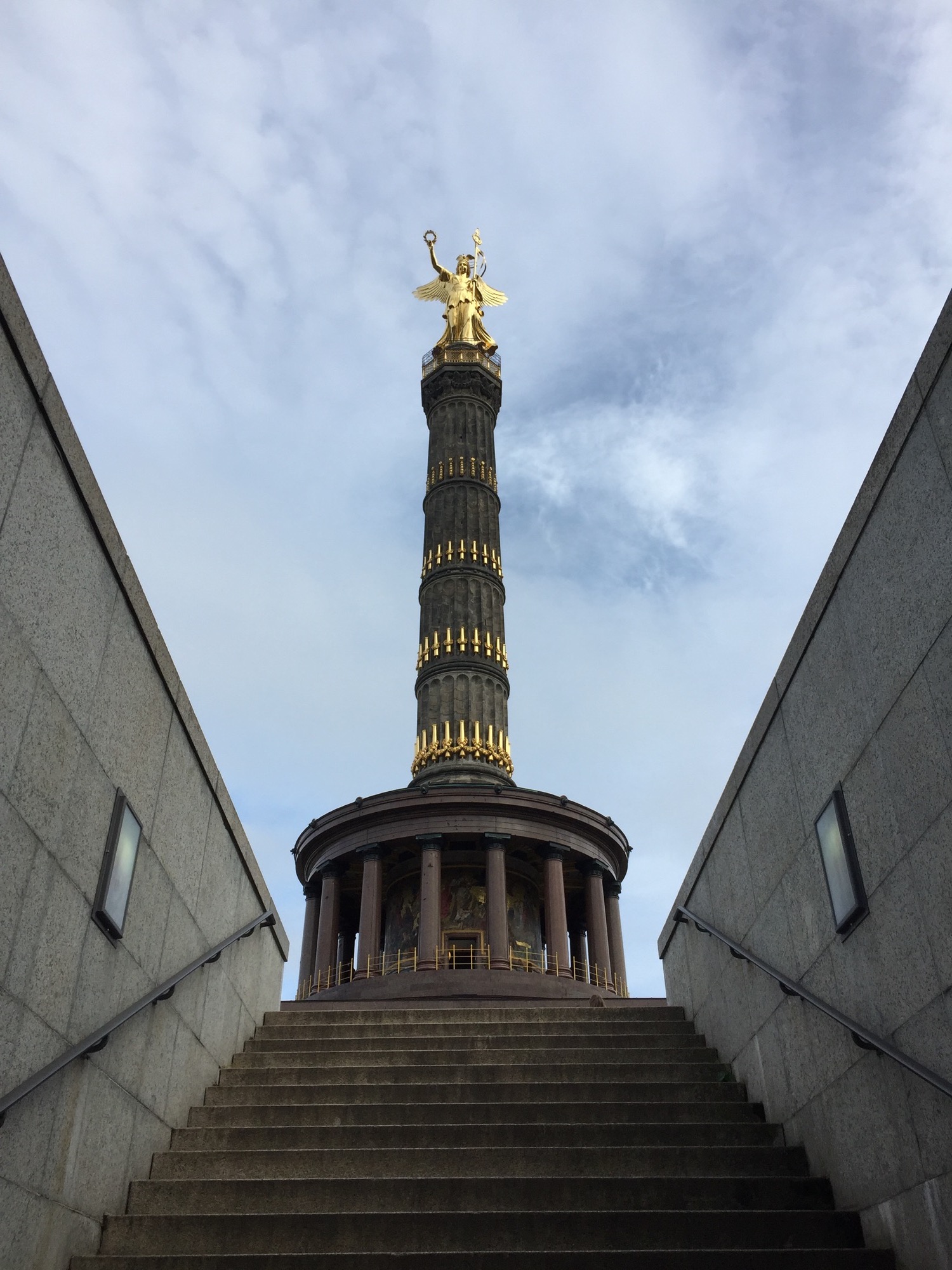 Berliner Siegessäule, vom Stiegenhaus der Fußgängerunterführung aus gesehen