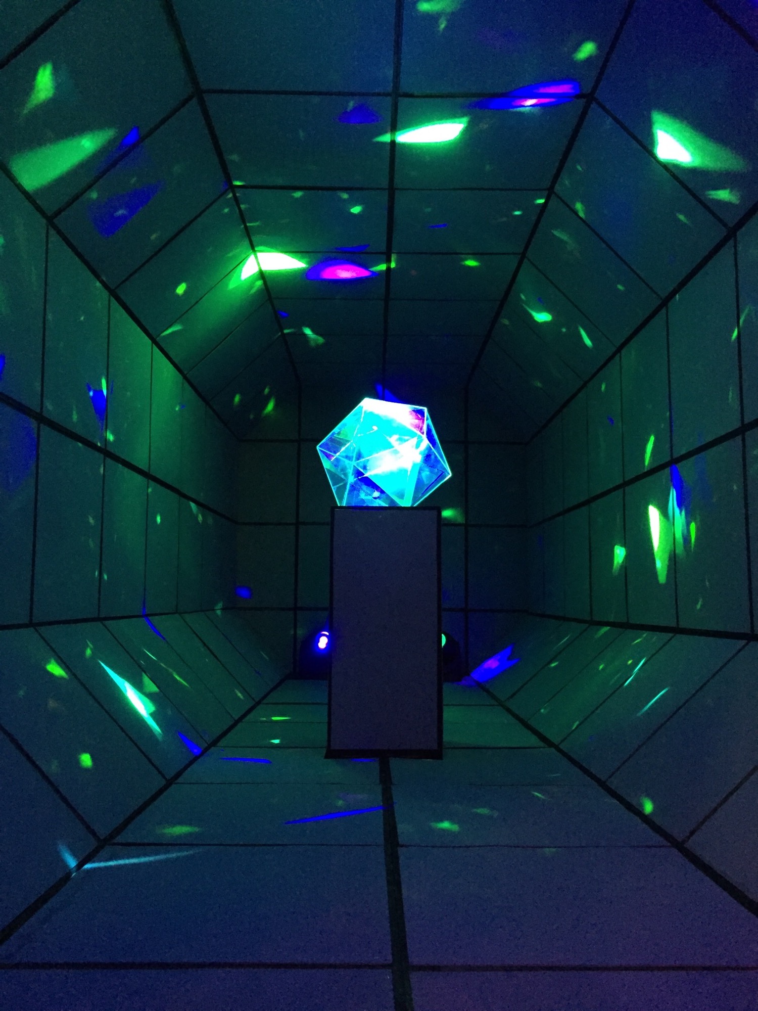 reflektierende Glas-Konstruktion in einem Tunnel mit Lichtblitzen rundherum