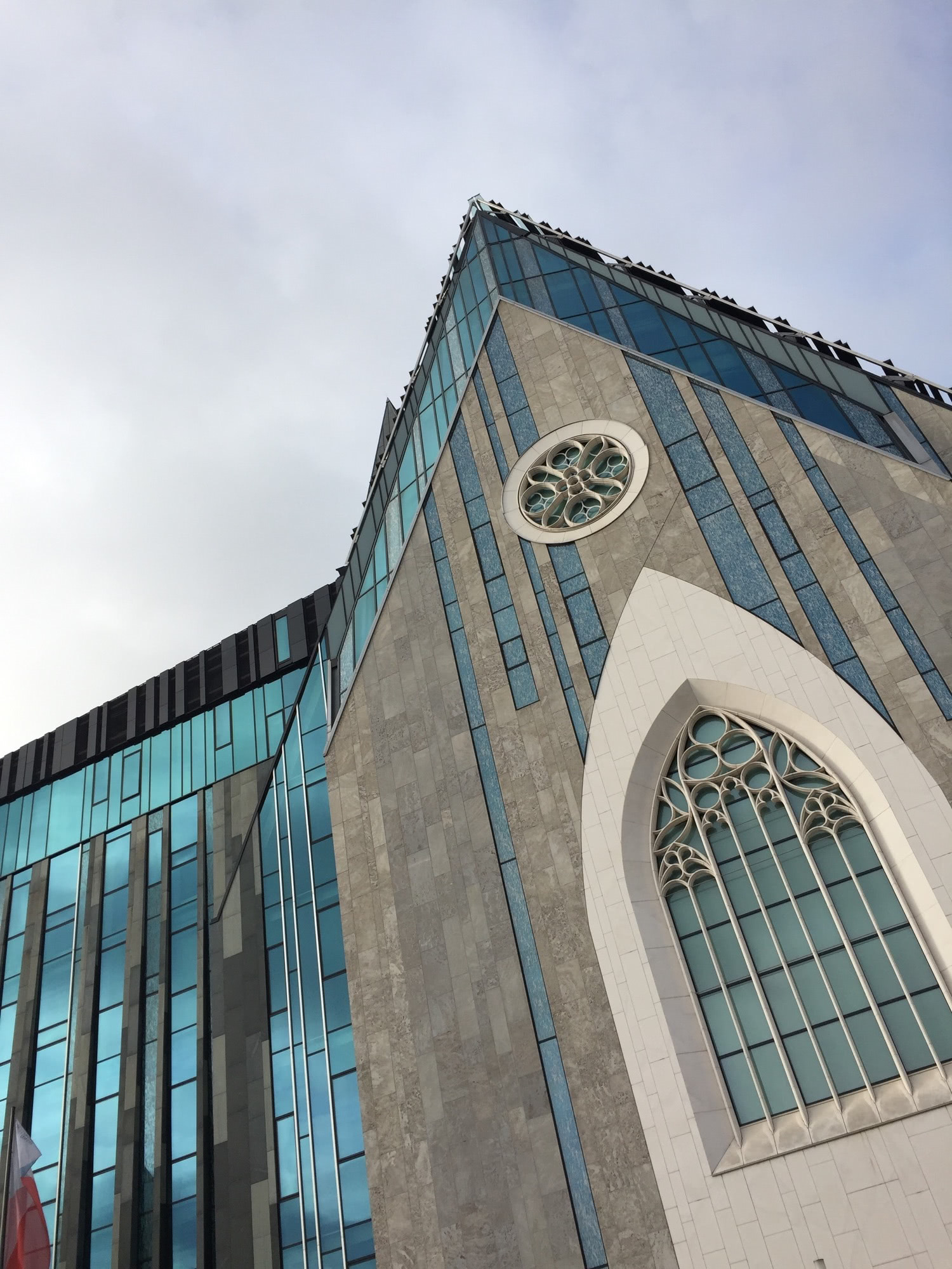Fassade der Universität Leipzig, umgebautes Kirchengebäude mit verschnörkelten Glasfenstern