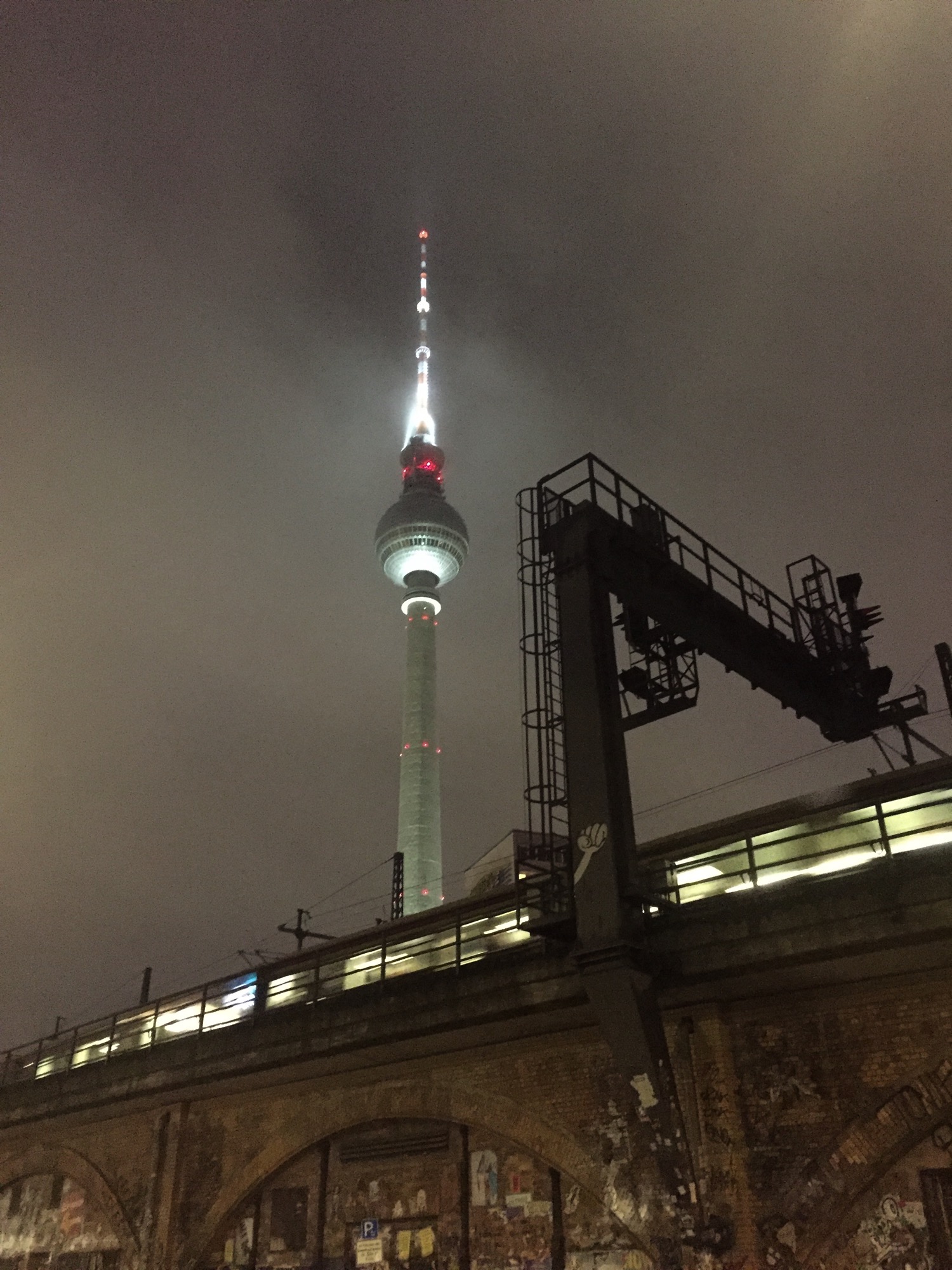 dystopisch leuchtender Fernsehturm am Alexanderplatz