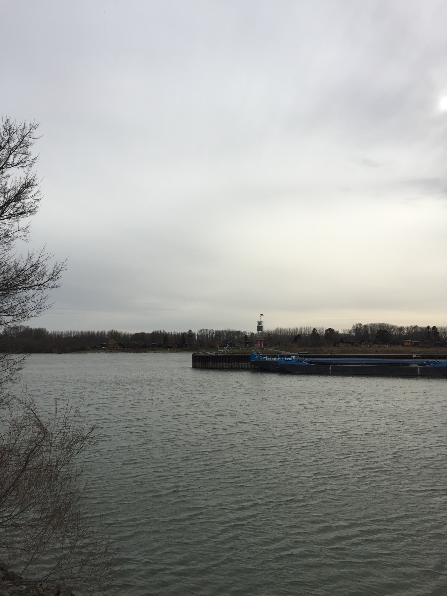 östliches Ende der Donauinsel, vom Ölhafen ausgesehen
