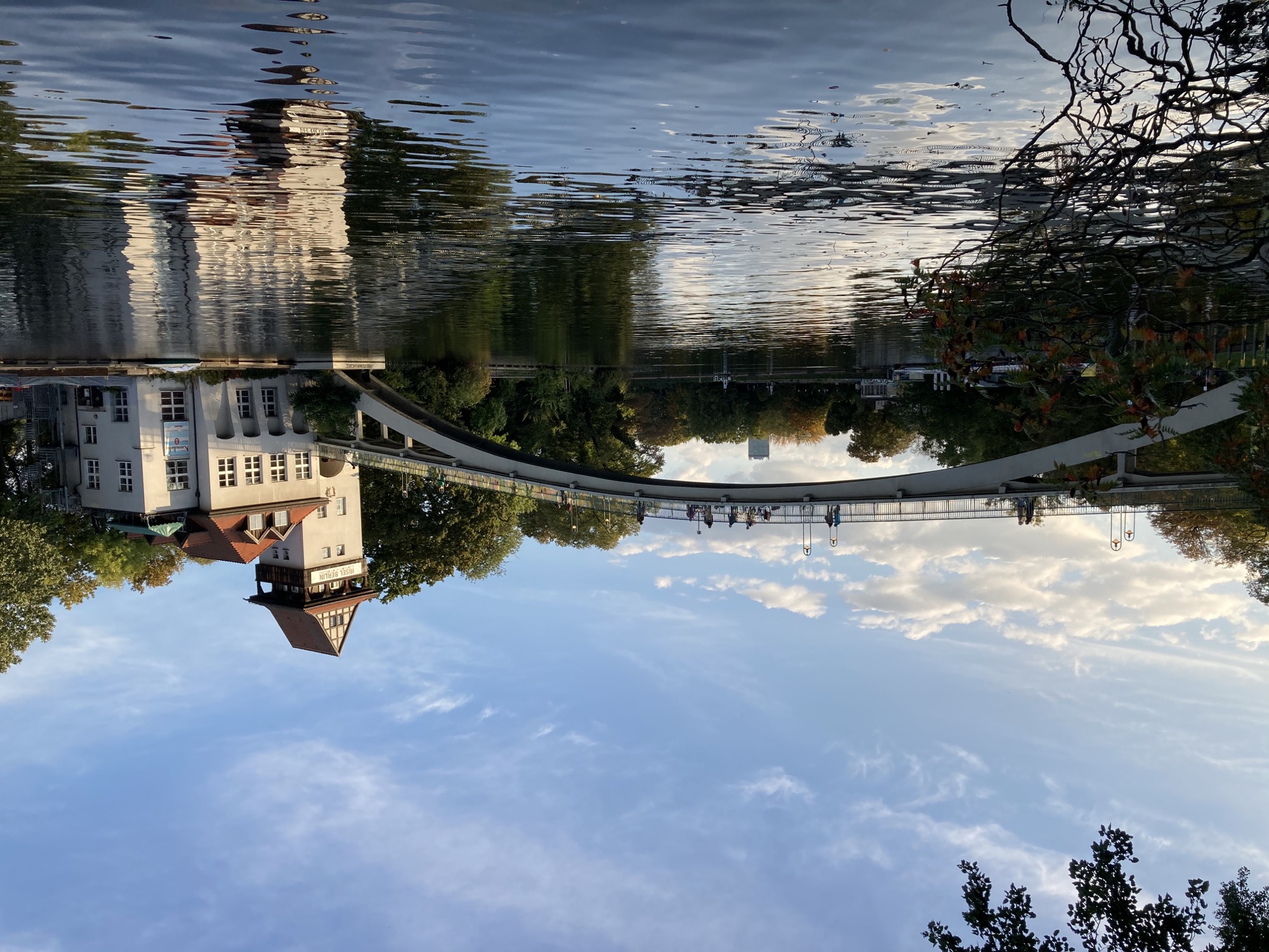 Abteibrücke und Insel der Jugend aus südlicher Richtung gesehen, Wolken und Szenerie spiegeln sich im Wasser