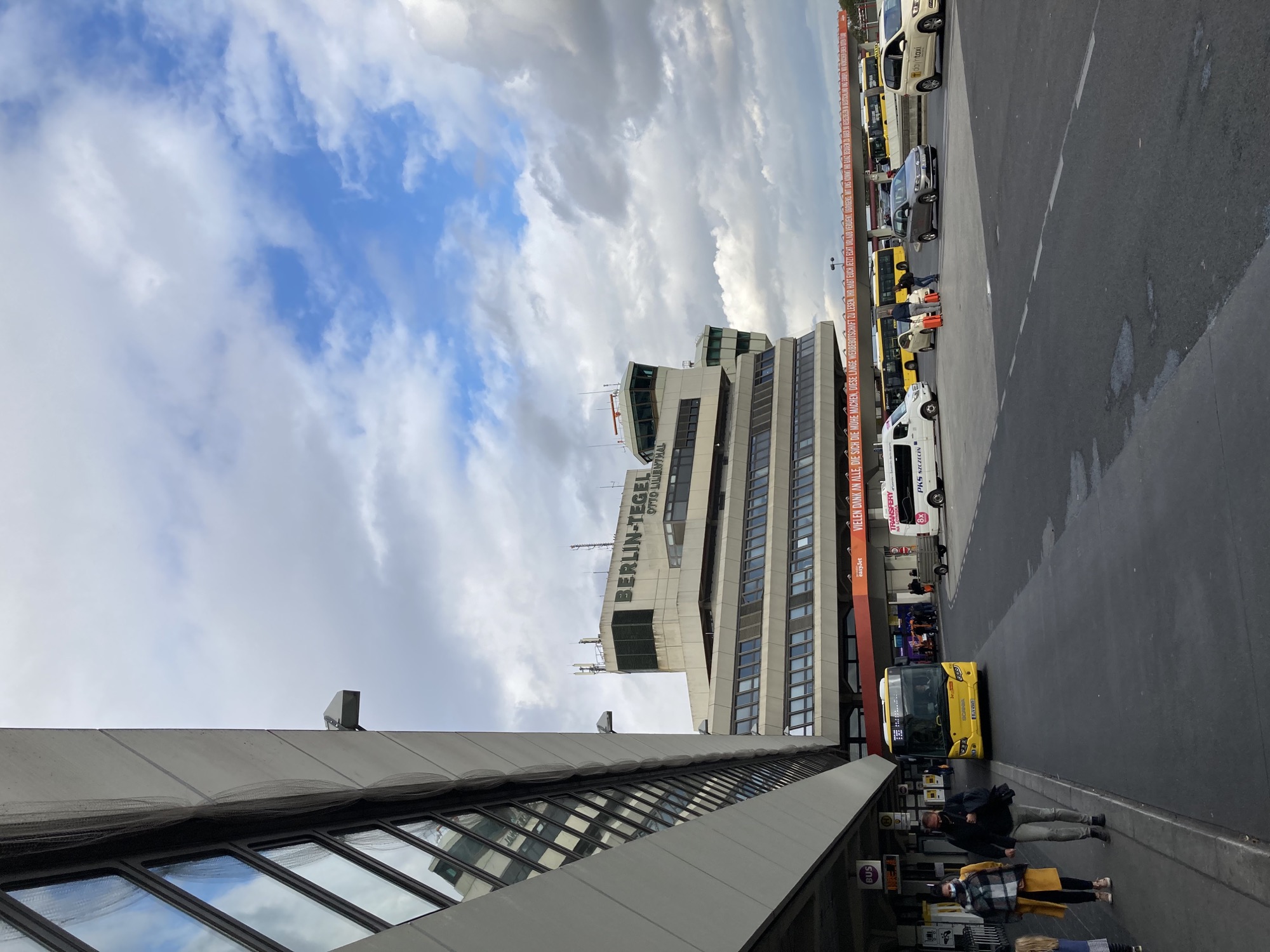 Flughafengebäude Berlin Tegel Otto Lilienthal mit TXL-Bus im Vordergrund