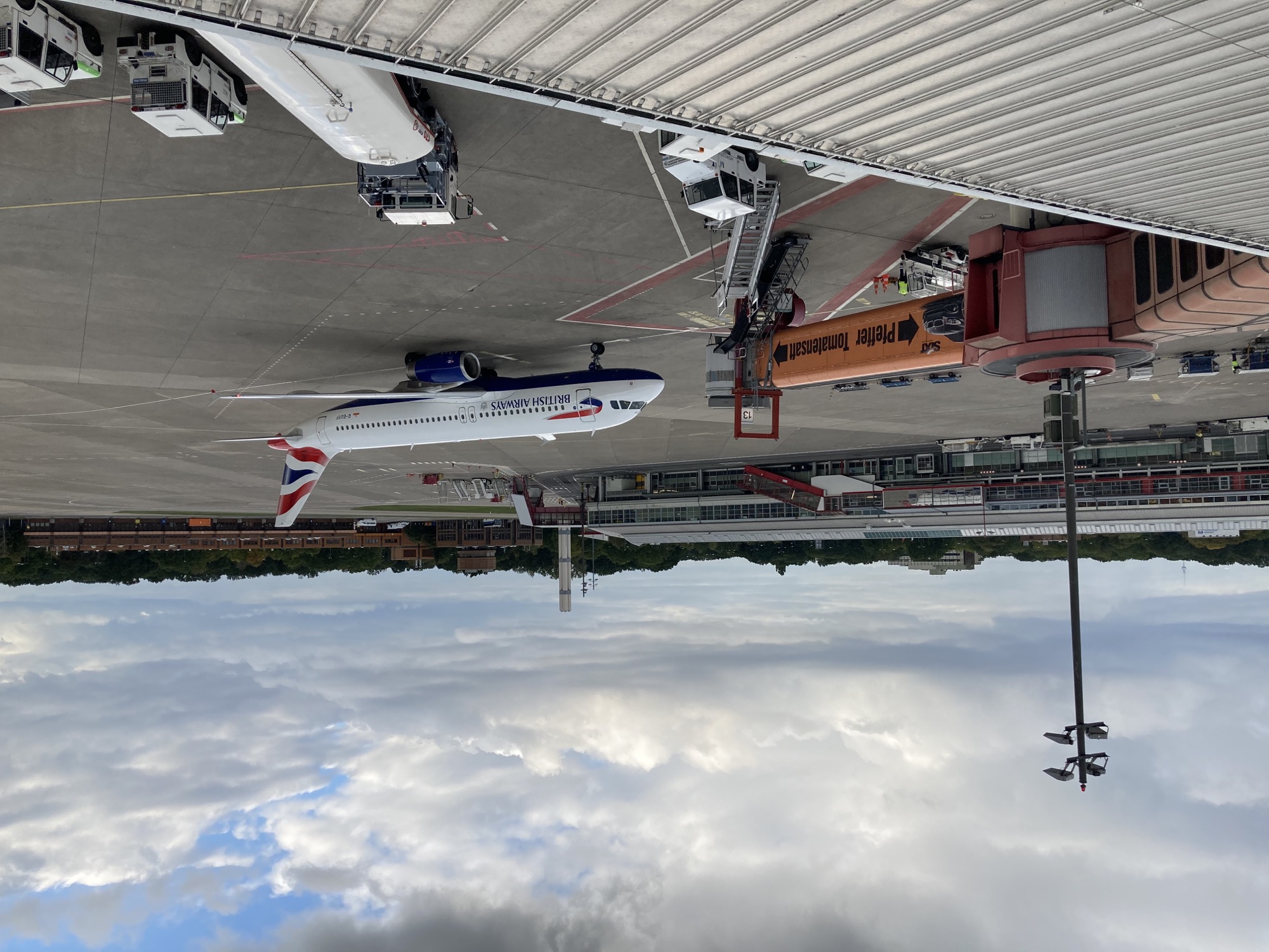 ein Flugzeug der British Airways parkt sich an Gate 13 ein, Blick von oben von der Besucherterasse aus