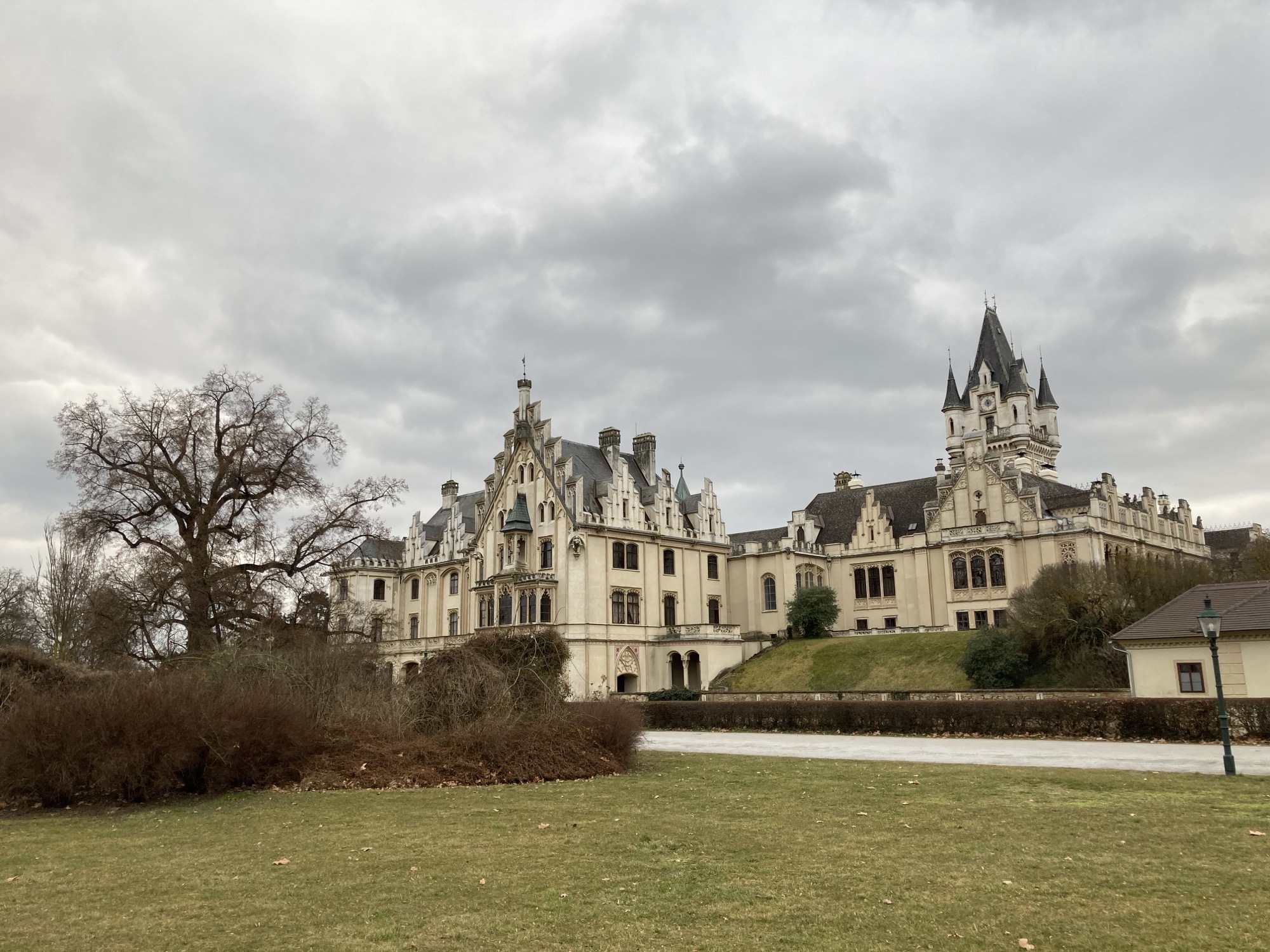 Schloss Grafenegg an einem grauen Tag, bewölkter Himmel