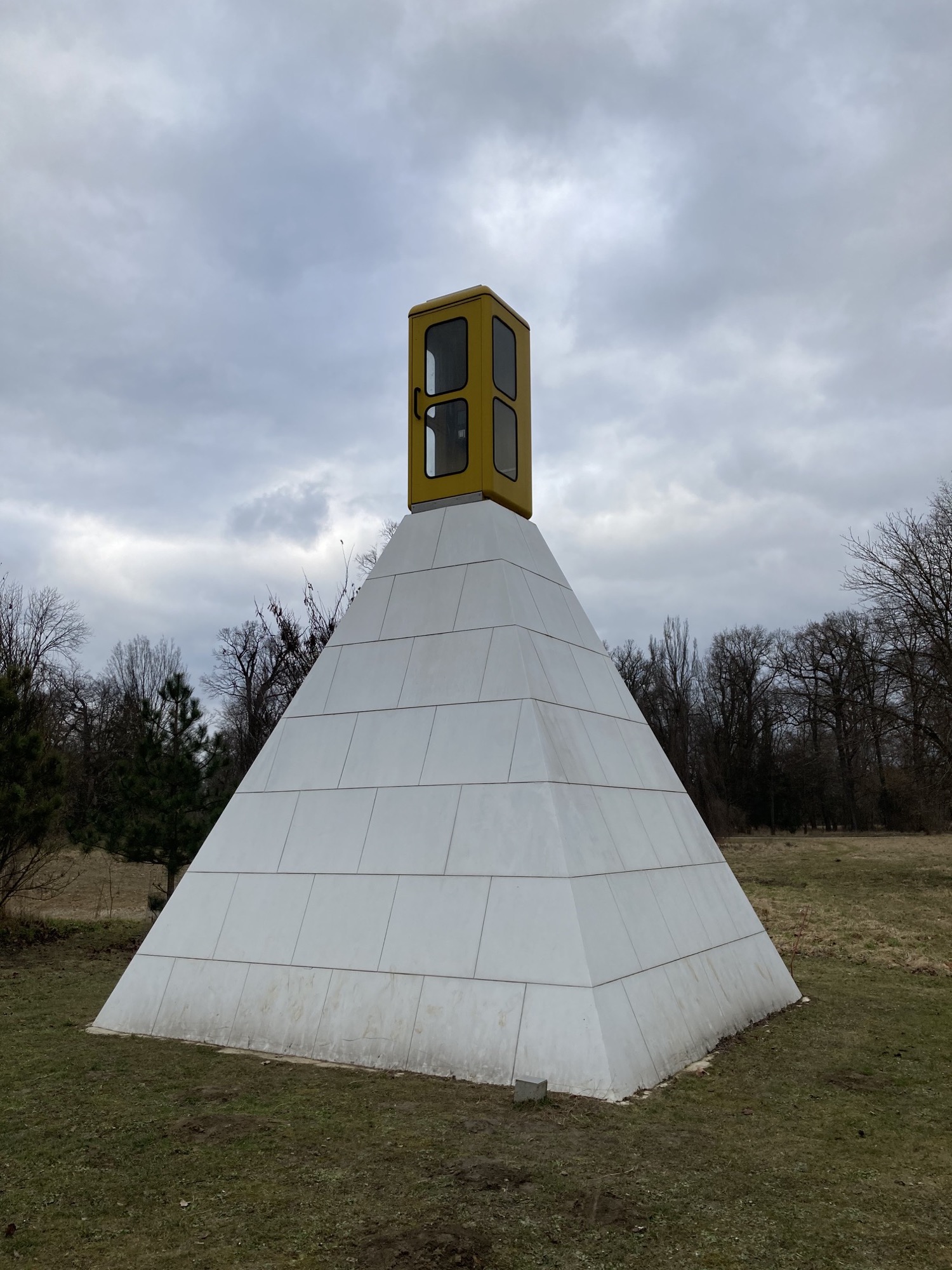 Telefonzelle auf einer meterhohen weißen Pyramide, Kunstwerk „Balance Capsule“, 2008 von Little Warsaw