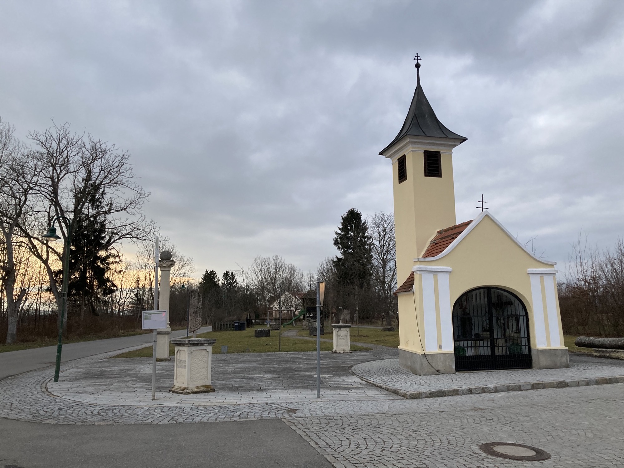 winzige Kapelle in St. Johann, gelbes Gebäude mit Gitter davor und ein kleines Türmchen