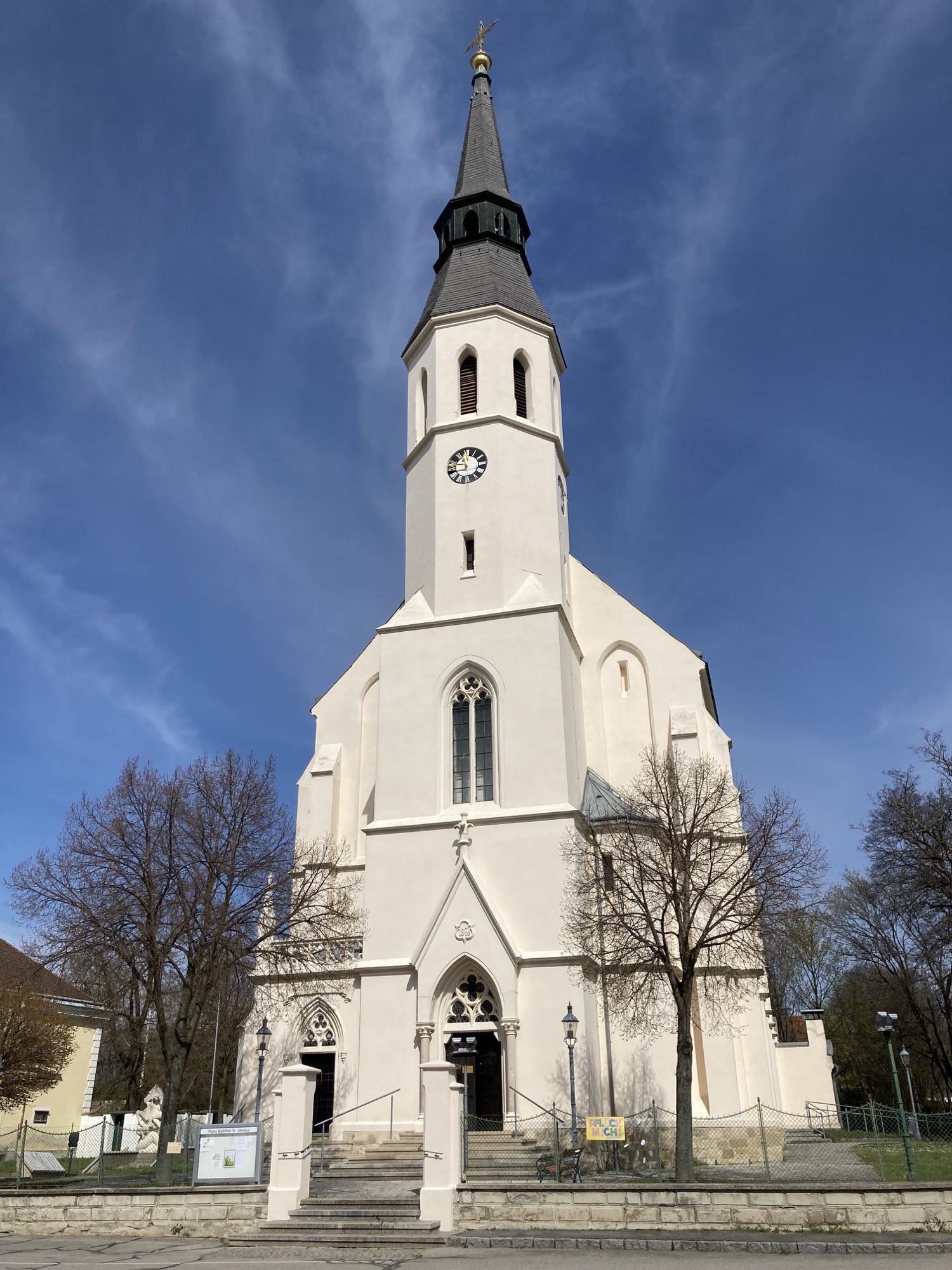 Bockfließ Kirche vor blauem Himmel