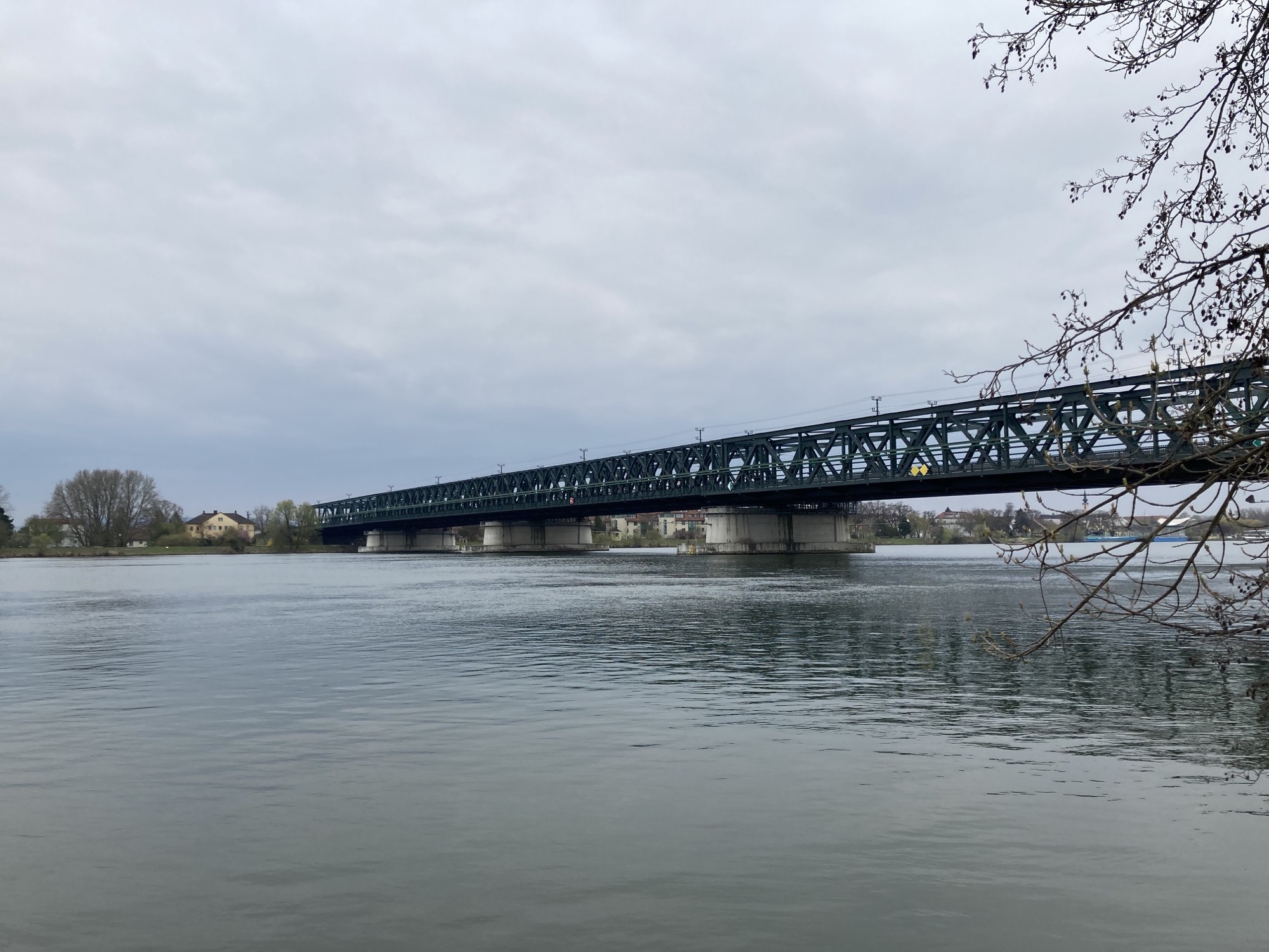 Tullner Donaubrücke vom nördlichen Donauufer aus gesehen, vor bewölktem, düsteren Himmel