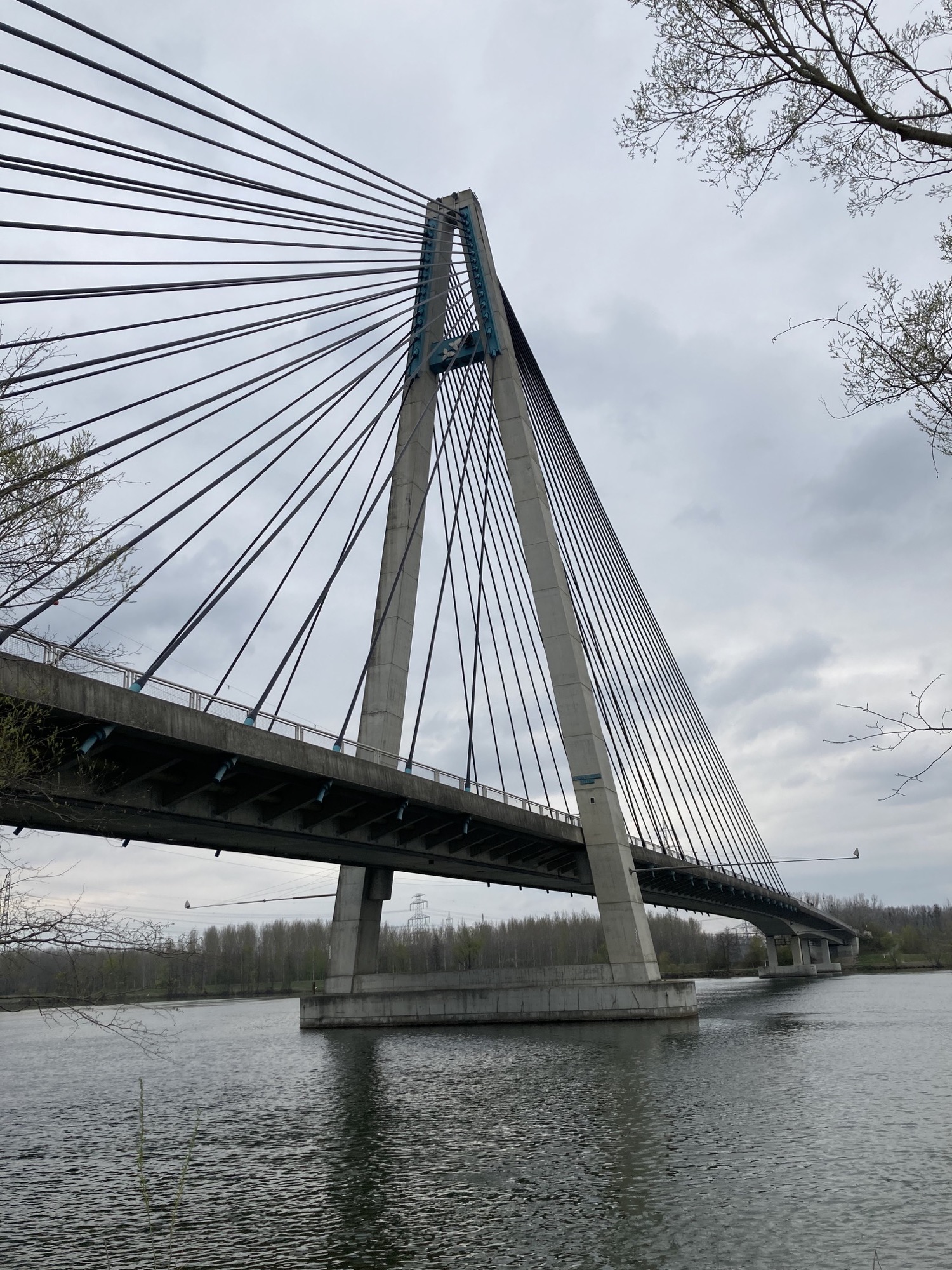 Rosenbrücke bei Tulln vom südlichen Donauufer aus gesehen, vor bewölktem, düsteren Himmel
