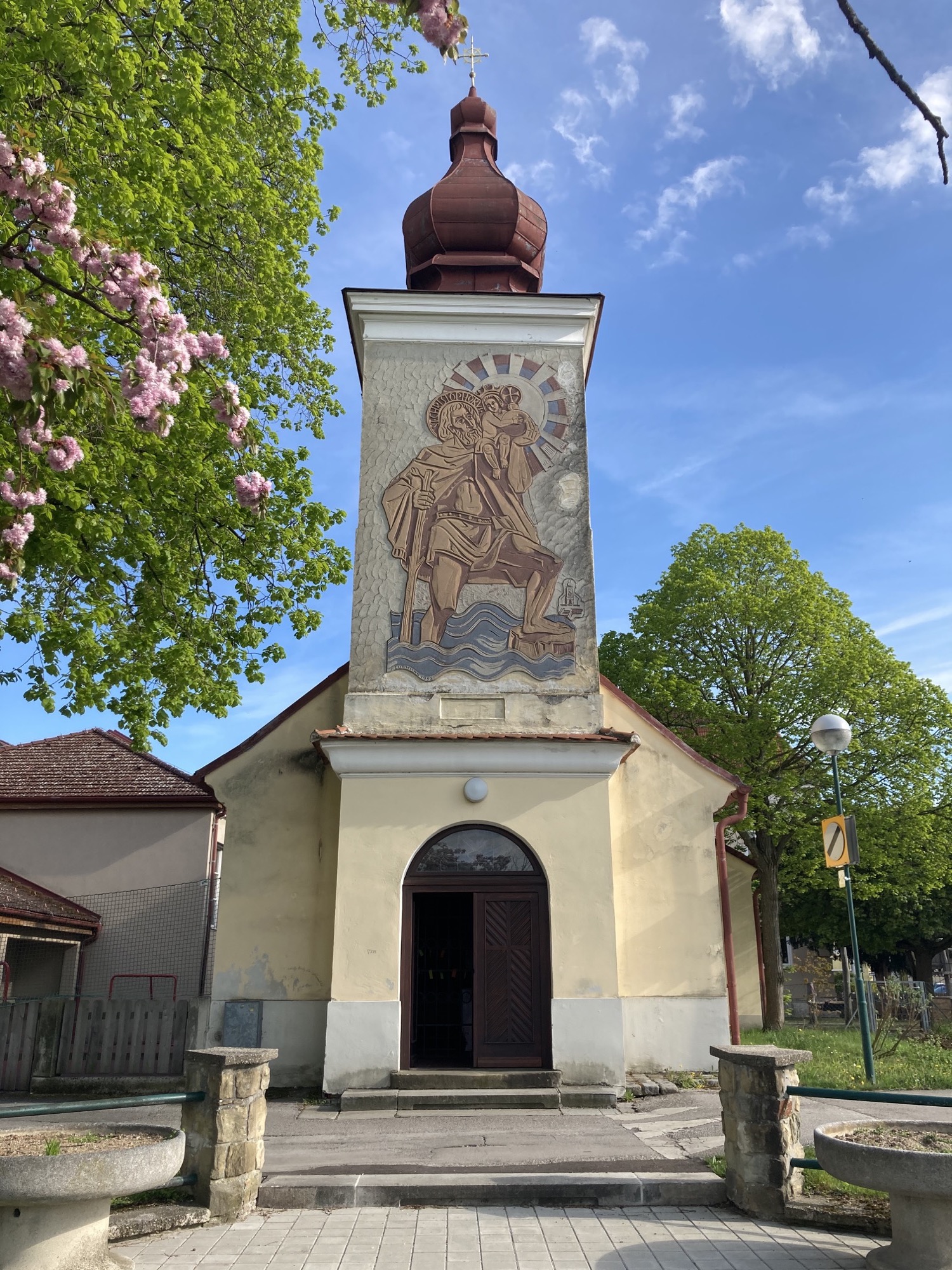 Donaukapelle in Langenlebarn mit Christopherus-Gemälde
