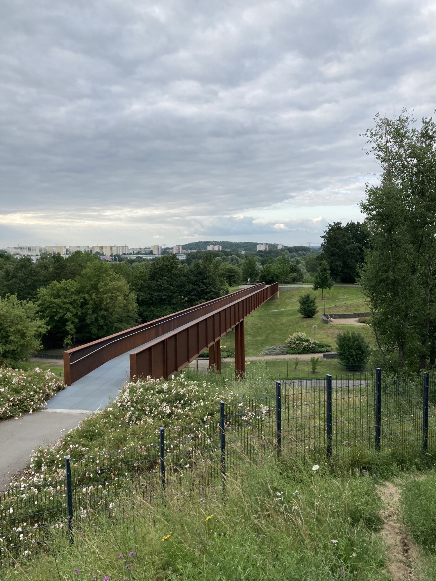 Gärten der Welt: Blick von außen über die Tälchenbrücke