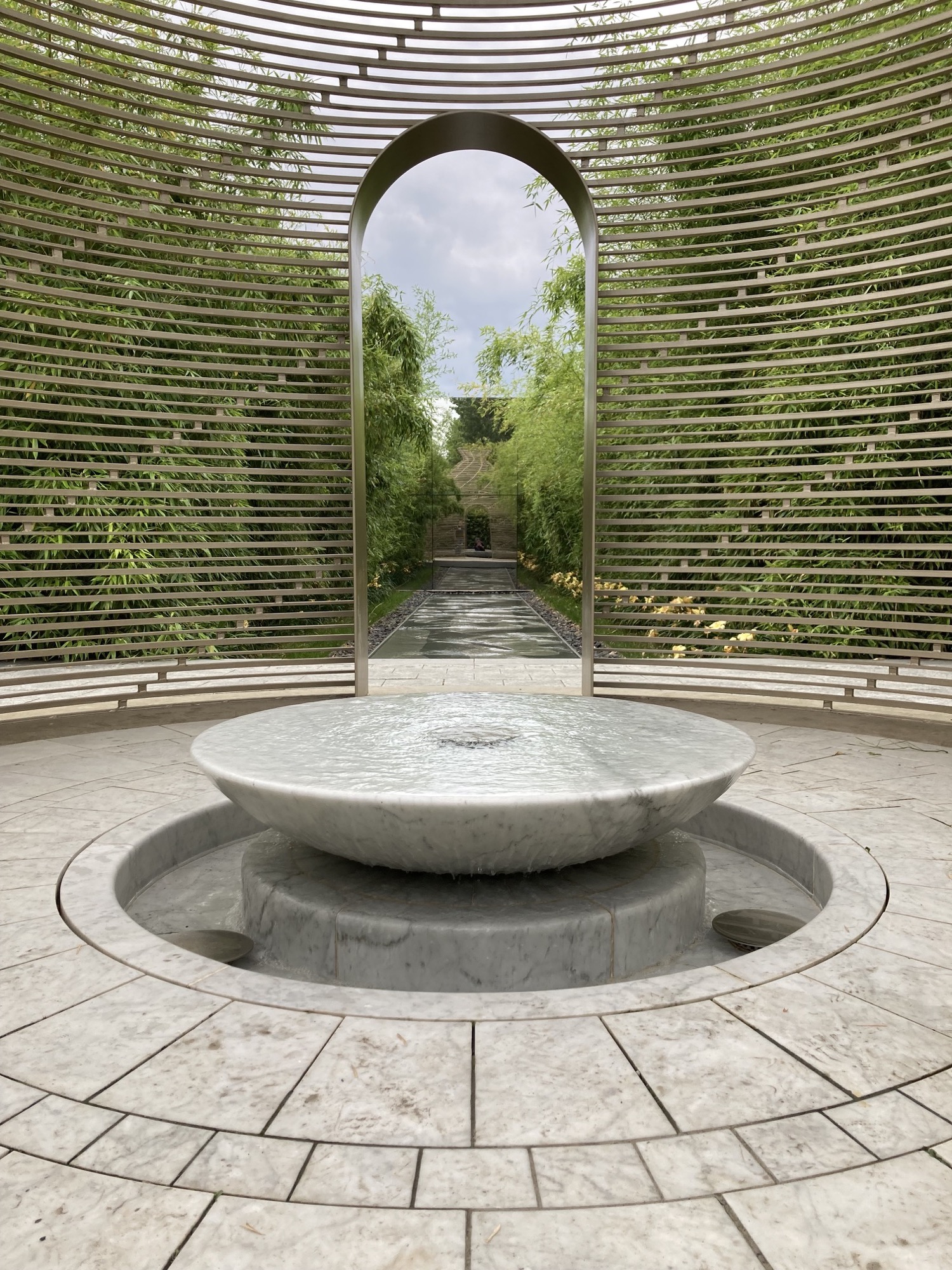 Gärten der Welt: chinesischer Garten mit Brunnen, Bienenstockdach, Wasserfläche und Spiegel