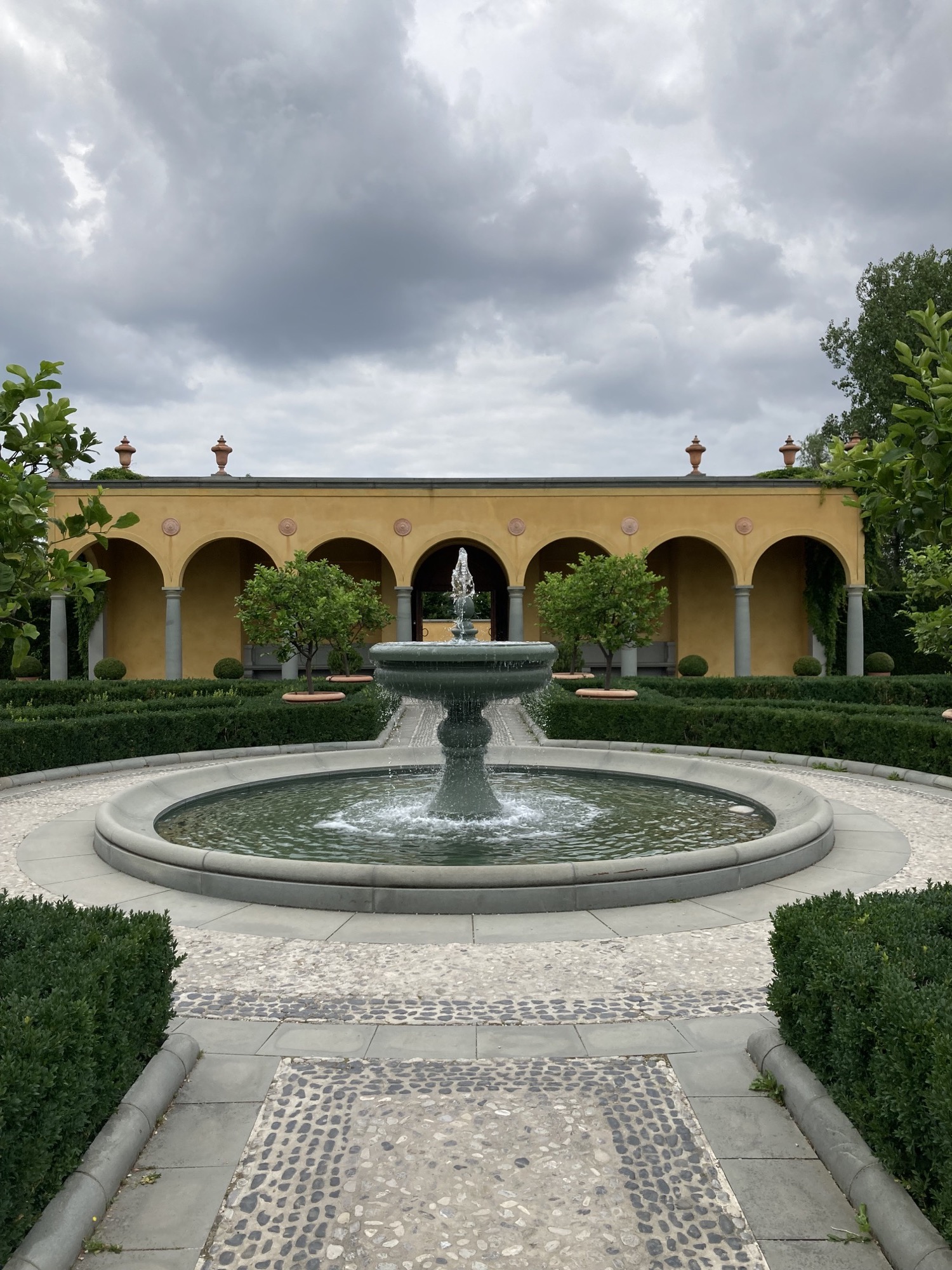 Gärten der Welt: orientalischer Garten mit Brunnen, Säulen und geometrischen Formen