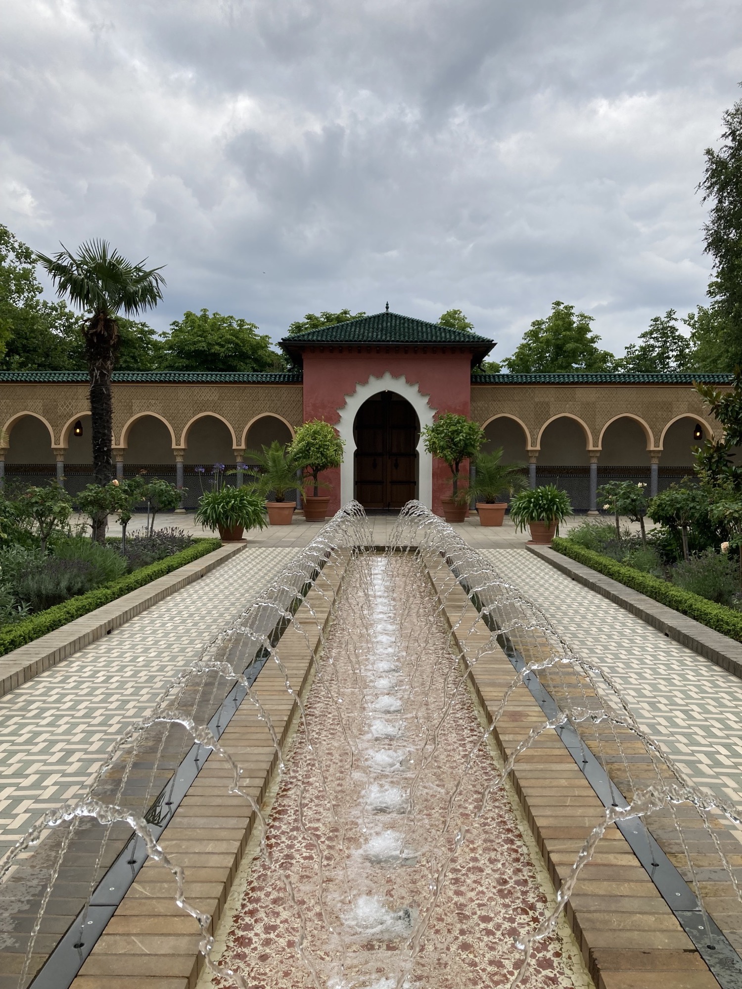 Gärten der Welt: orientalischer Garten mit Springbrunnenreihe, Säulen und geometrischen Formen