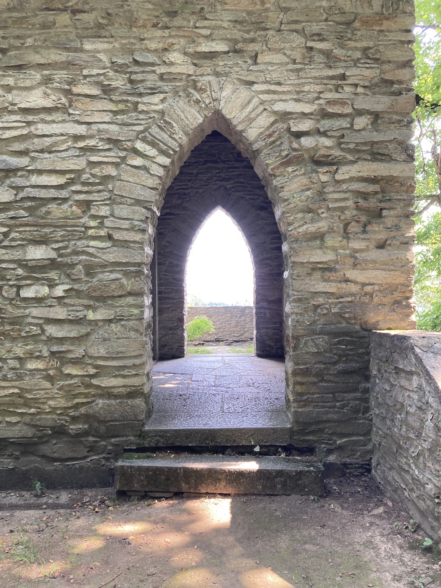 Blick durch die zwei oben zugespitzten Türen des Klinger-Mausoleums, dahinter befindet sich eine kleine Aussichtsplattform, die einen schönen Blick über das Thayatal ermöglicht