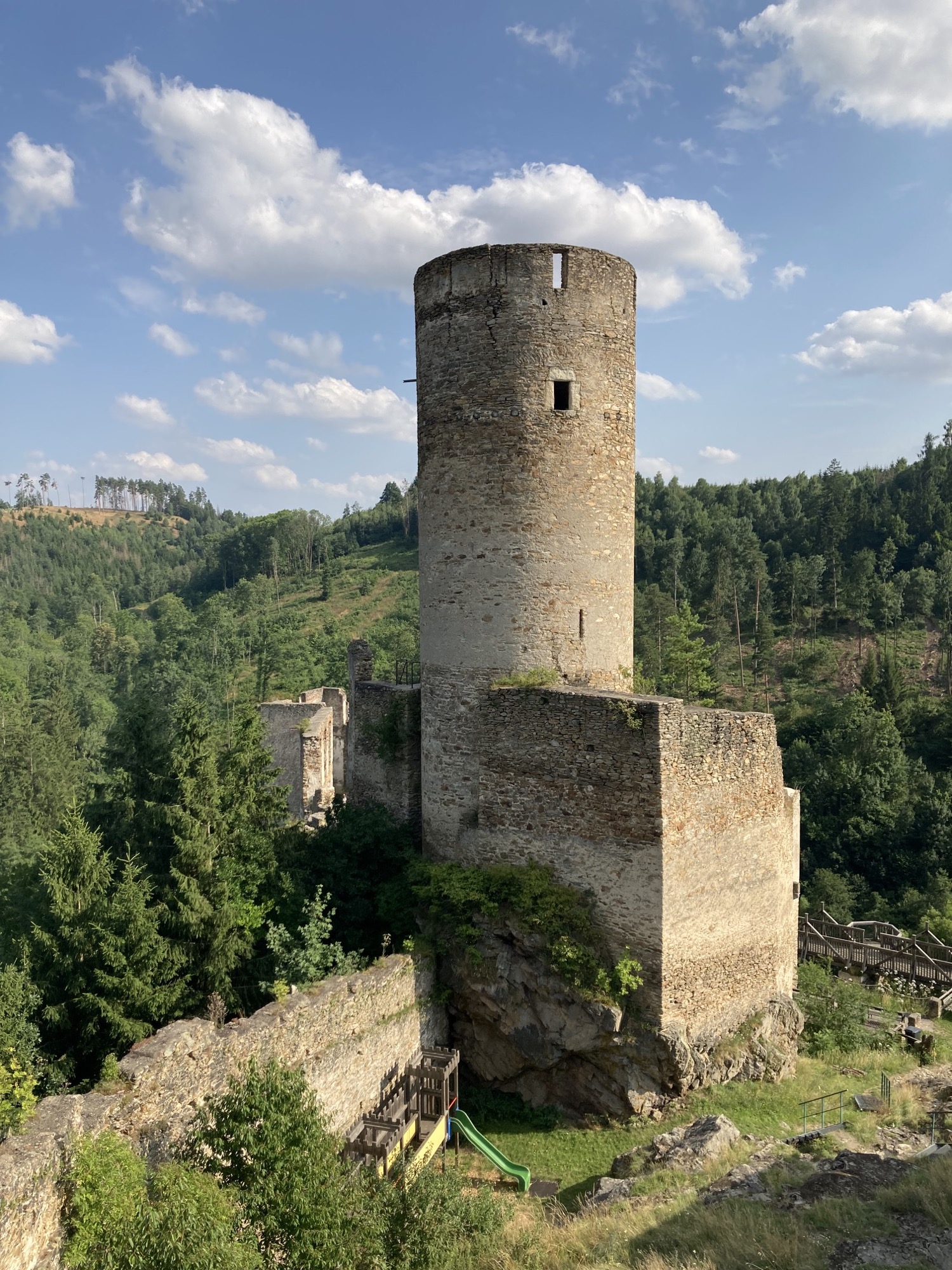 höchster Turm der Ruine Kollmitz, der so genannte Bergfried, vom Hungerturm aus gesehen