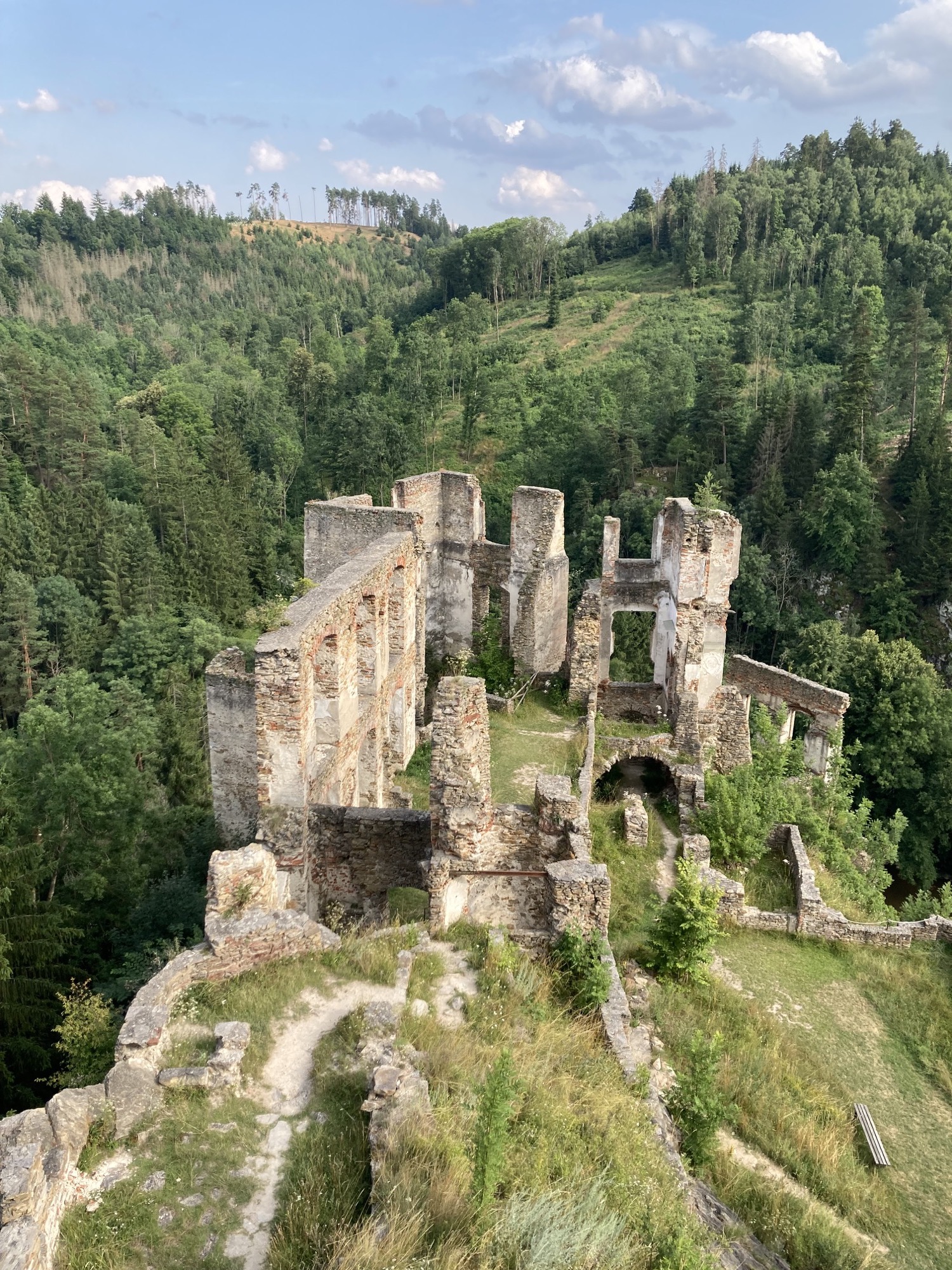 Ausblick vom Bergfried auf die kleineren Reste der Ruine