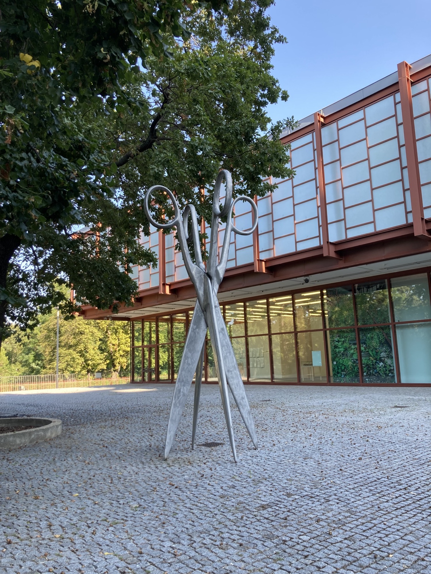 Skulpturengarten vor dem Belvedere 21, zwei rechtwinklig miteinander verbundene überdimensionale Scheren