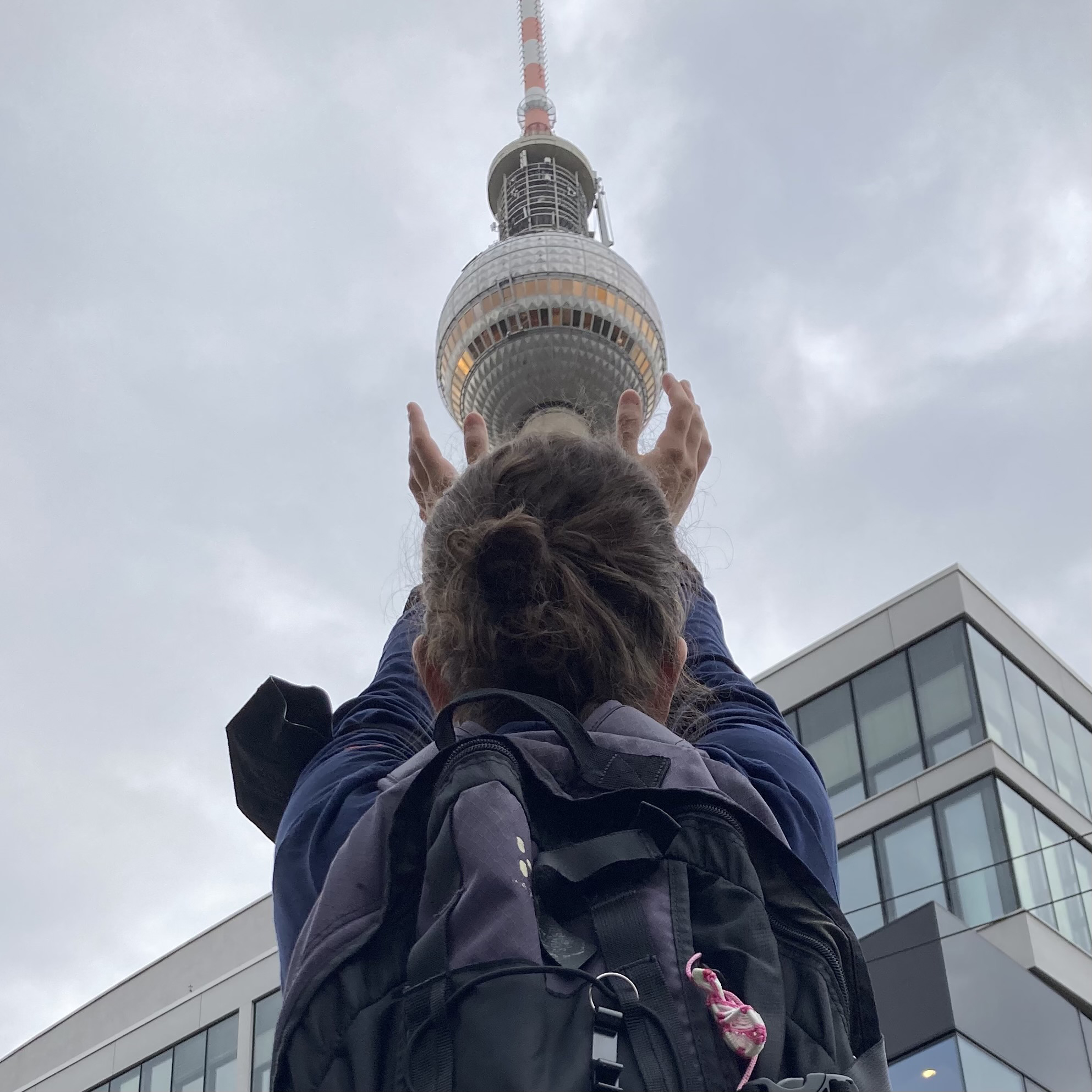 Fernsehturm am Alexanderplatz, von meinen Händen gehalten