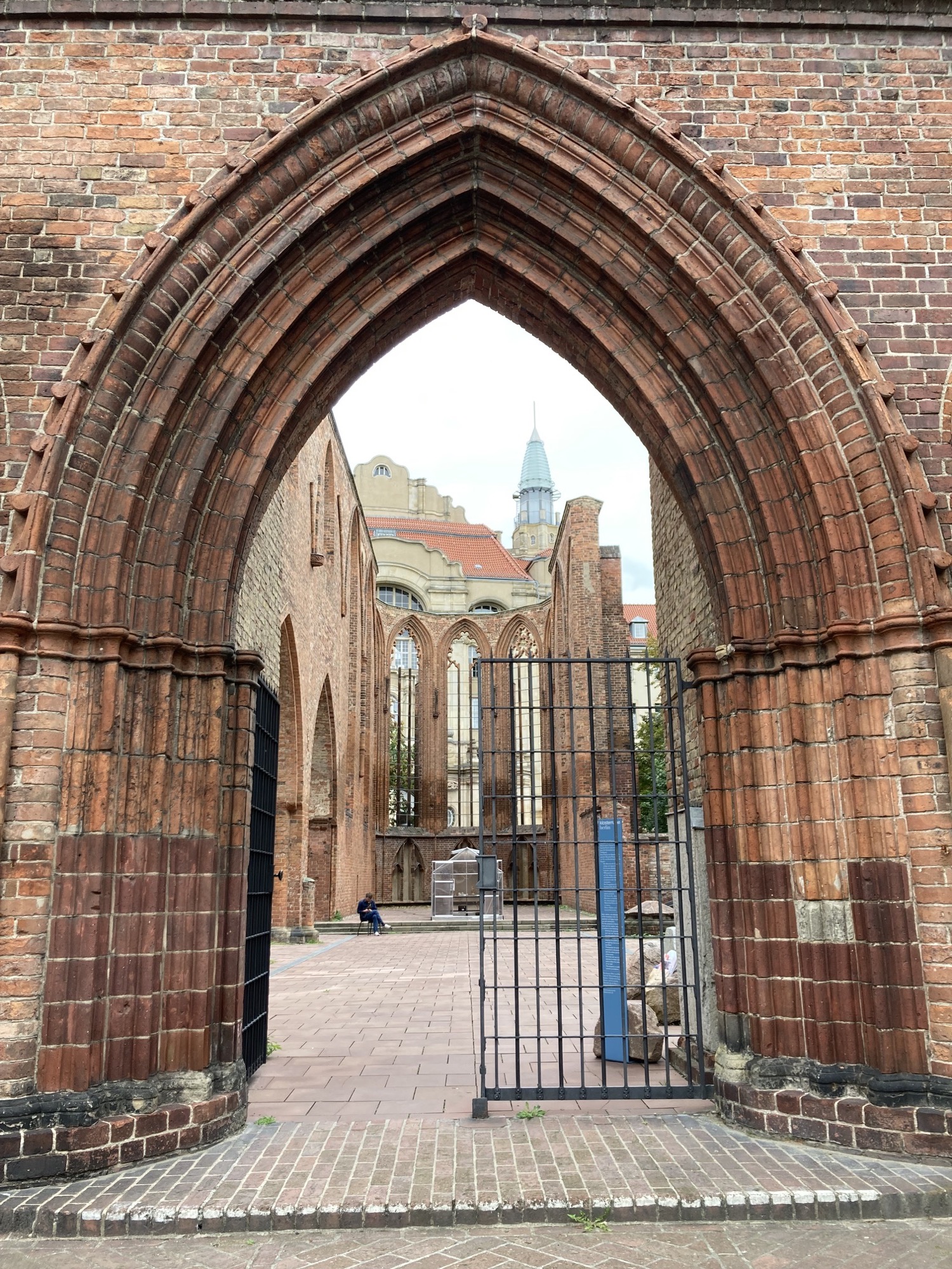 Eingangstor zur Ruine der Franziskaner Klosterkirche