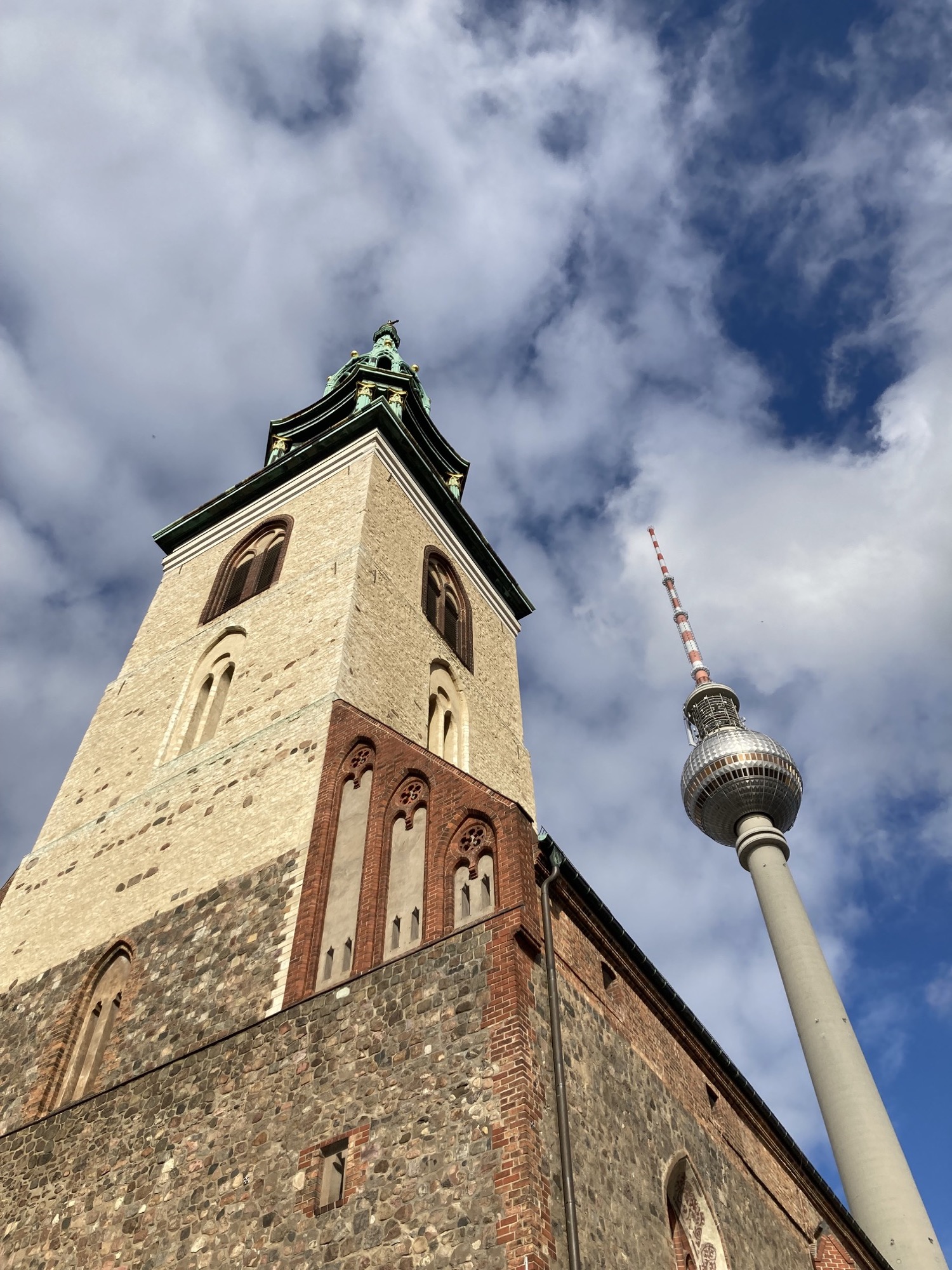 Turm der Marienkirche neben dem Fernsehturm am Alexanderplatz