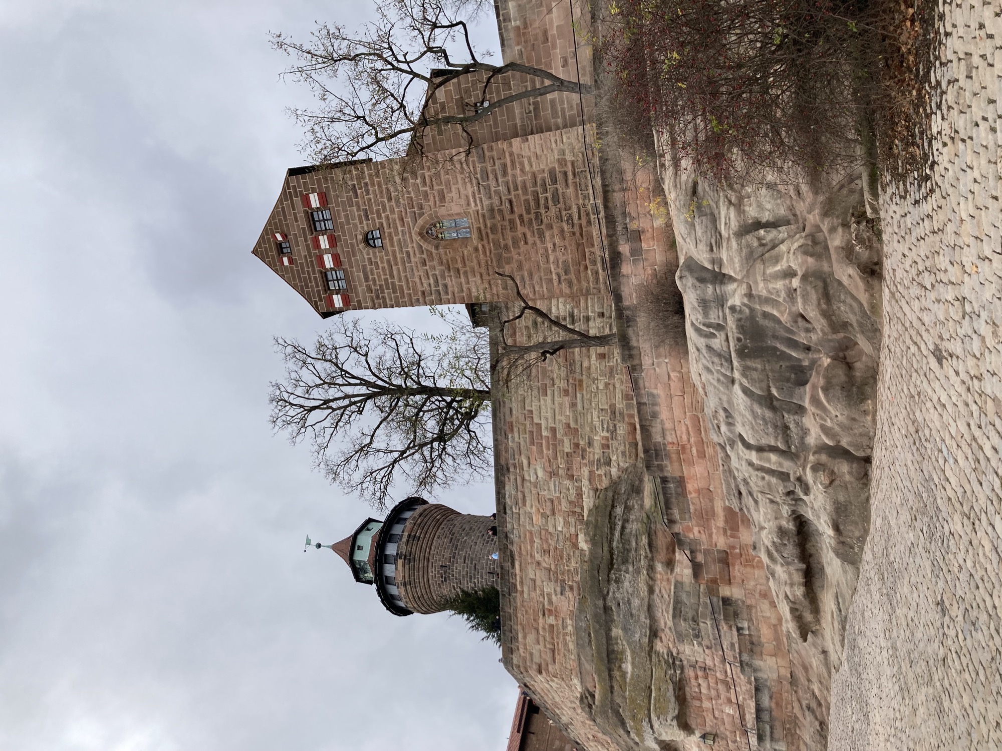 Nürnberger Burg auf einem Sandsteinfelsen, links der Sinnwellturm